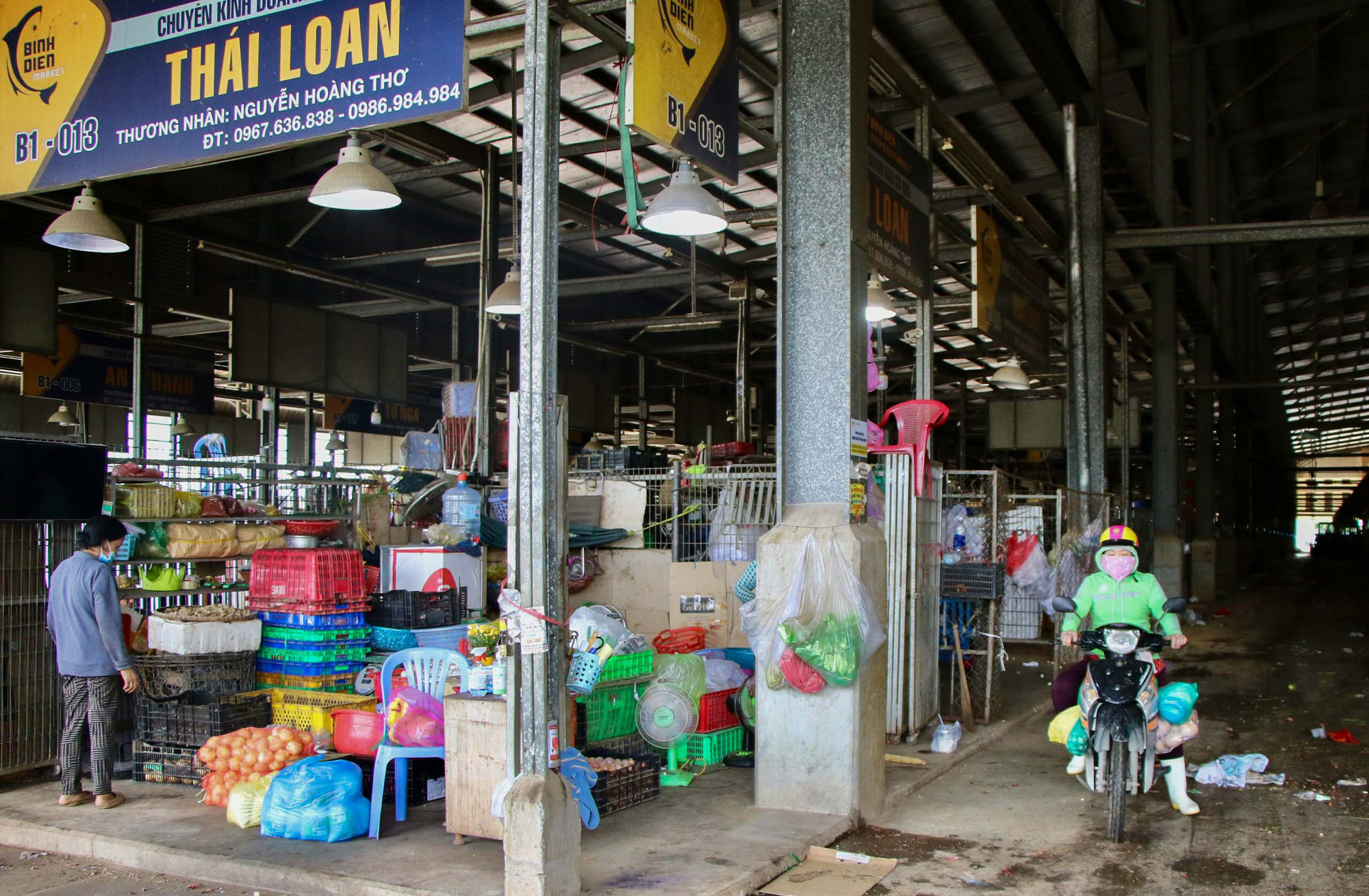 Cận cảnh binh chủng ho&aacute; học phun khử khuẩn chợ B&igrave;nh Điền - Ảnh 9.