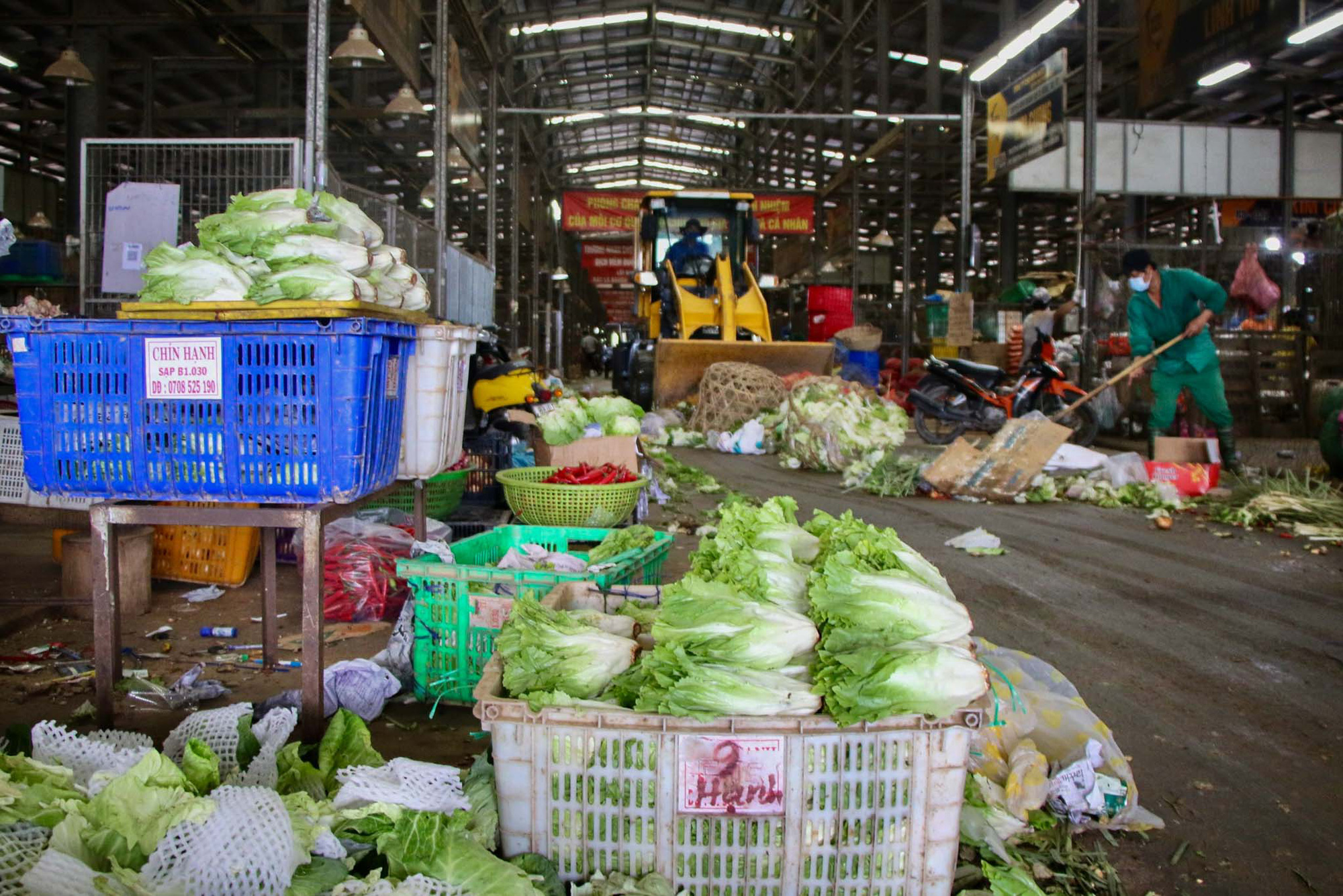Cận cảnh binh chủng ho&aacute; học phun khử khuẩn chợ B&igrave;nh Điền - Ảnh 8.