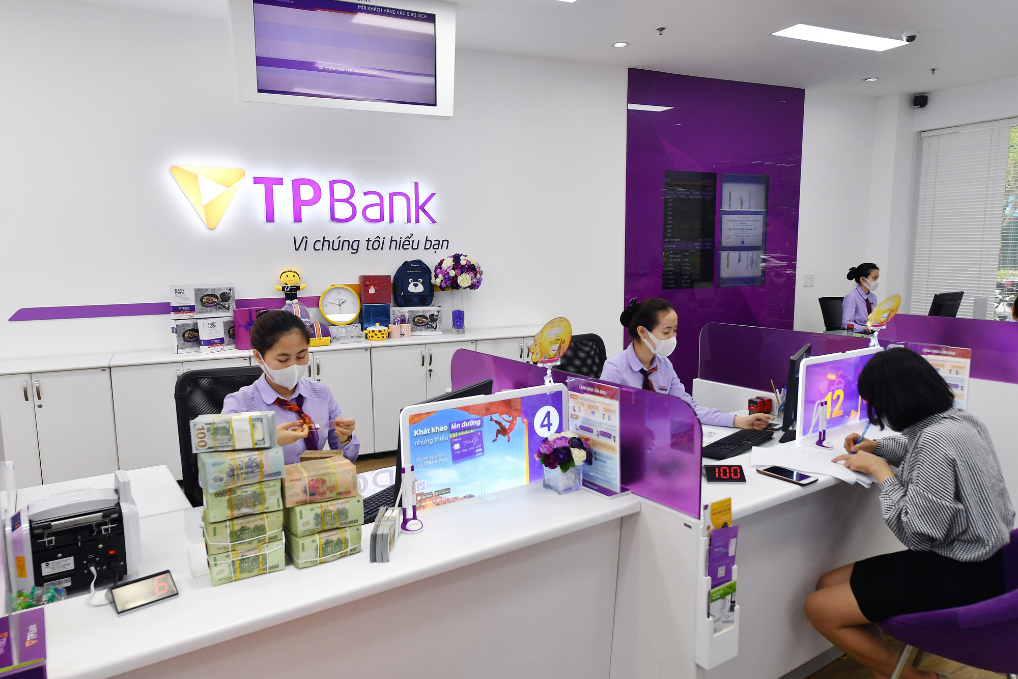 Nhiều ng&acirc;n h&agrave;ng tiếp tục l&atilde;i lớn - Ảnh 1.