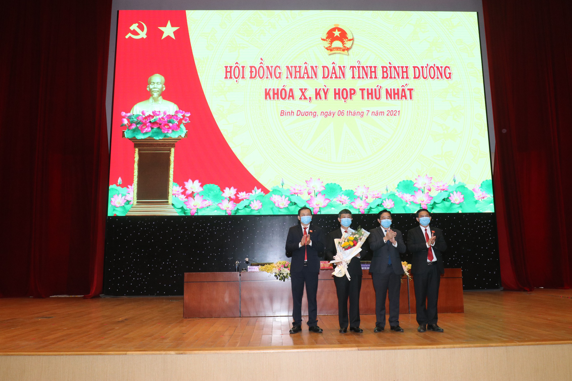 &Ocirc;ng V&otilde; Văn Minh l&agrave;m Chủ tịch UBND tỉnh B&igrave;nh Dương - Ảnh 1.