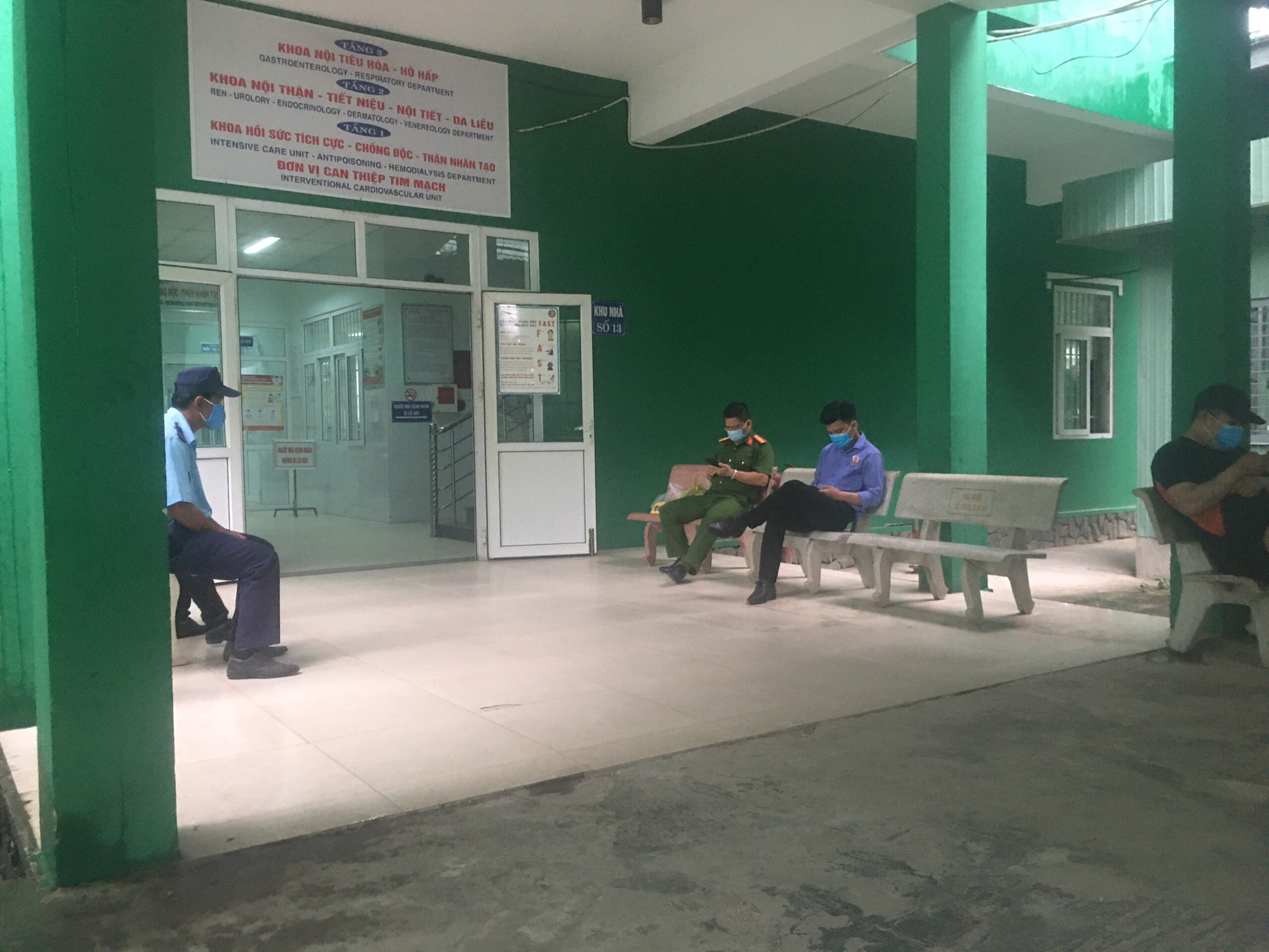 Người đàn ông suy thận rơi từ tầng 3 bệnh viện tử vong - Ảnh 1.
