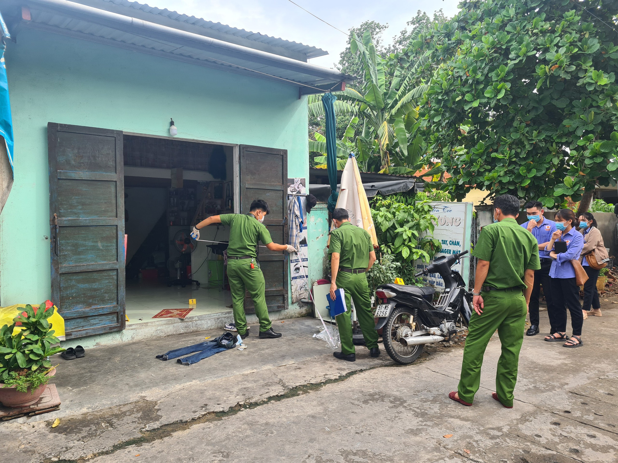 Cãi nhau, vợ ném kéo trúng ngực khiến chồng tử vong