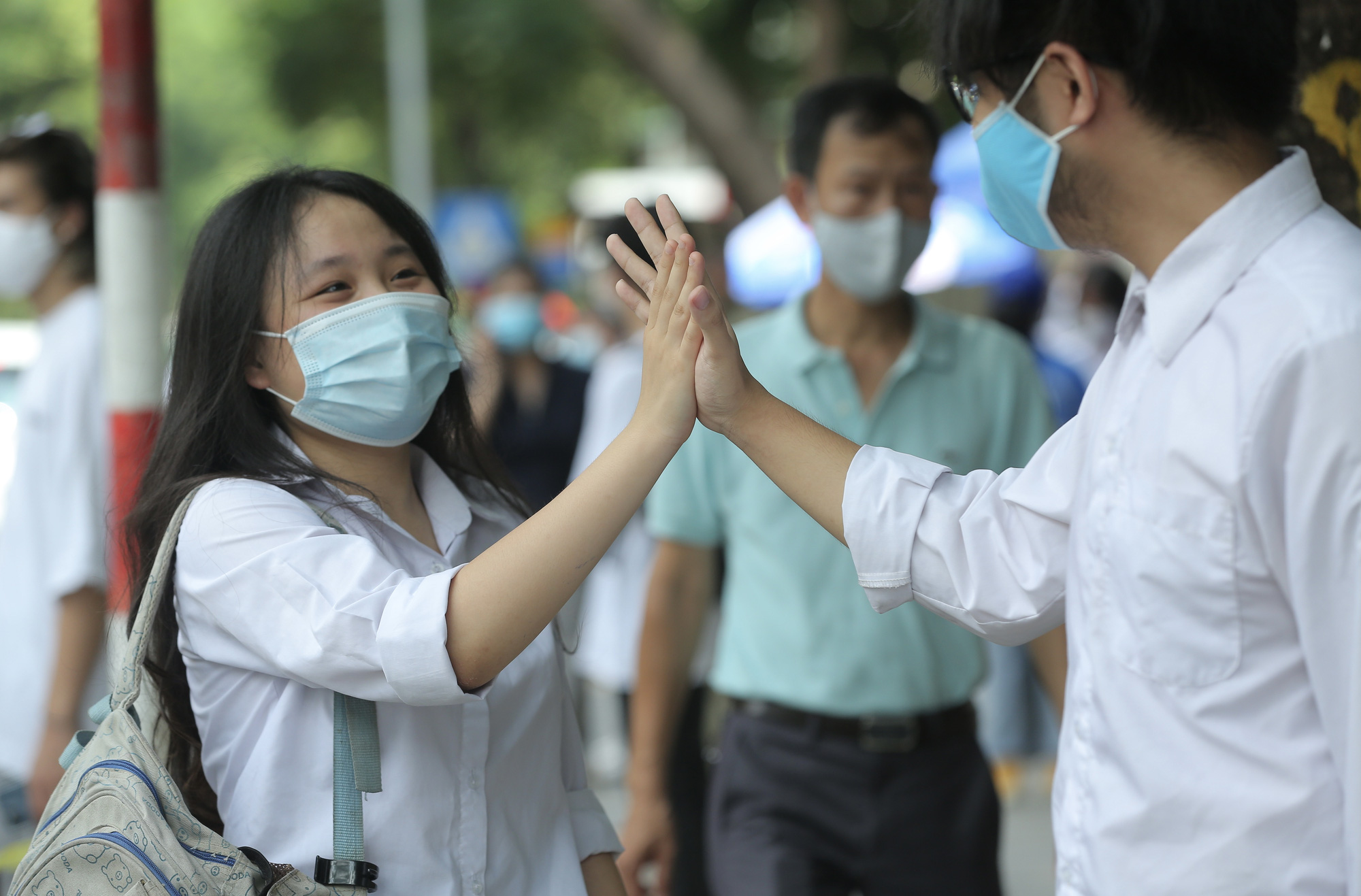 CLIP: Nữ sinh tươi vui vì ôn “trúng tủ” đề ngữ văn