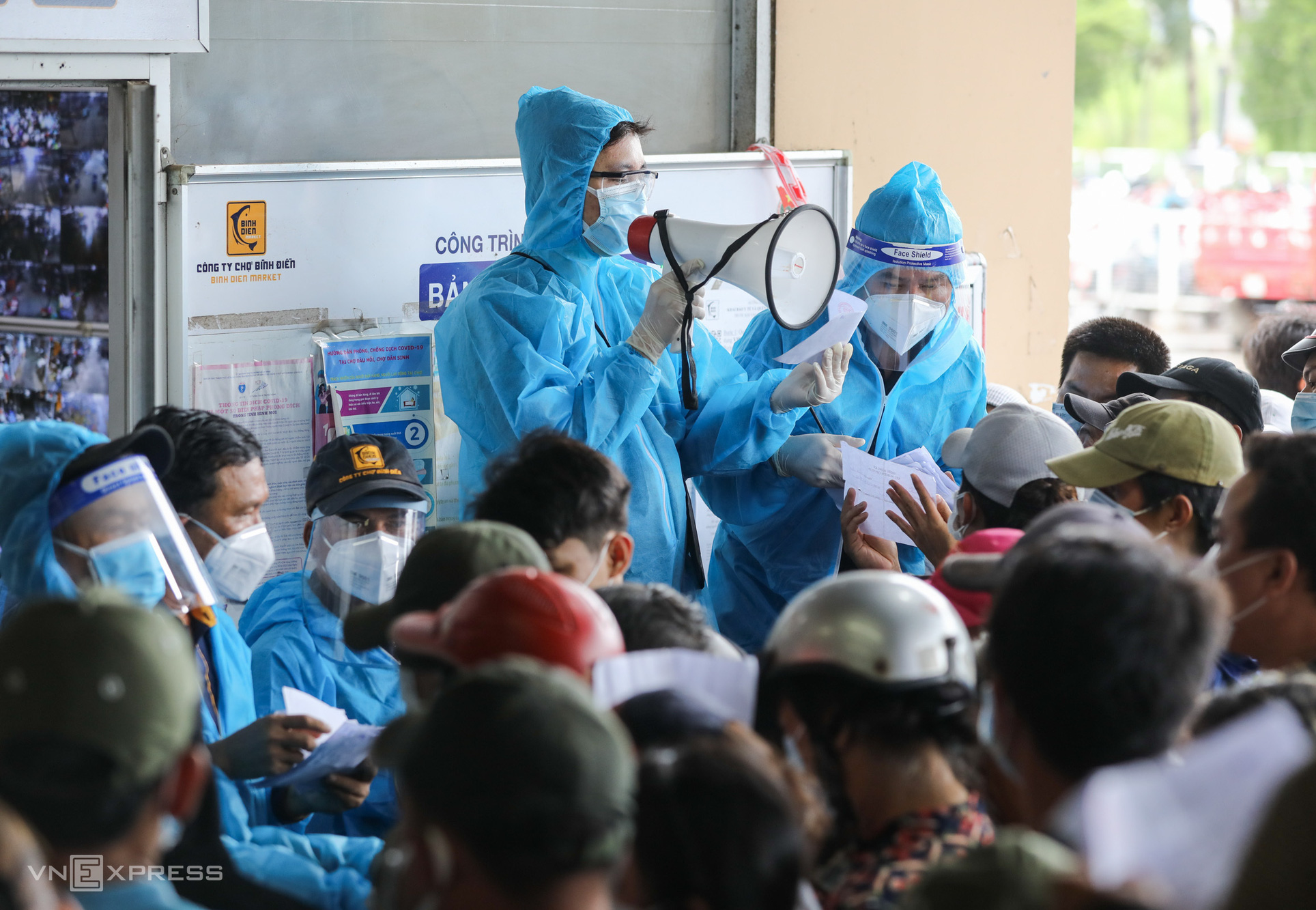 Kh&ocirc;ng n&ecirc;n quy định giấy x&eacute;t nghiệm Covid-19 c&oacute; gi&aacute; trị trong v&ograve;ng 3-7 ng&agrave;y - Ảnh 2.