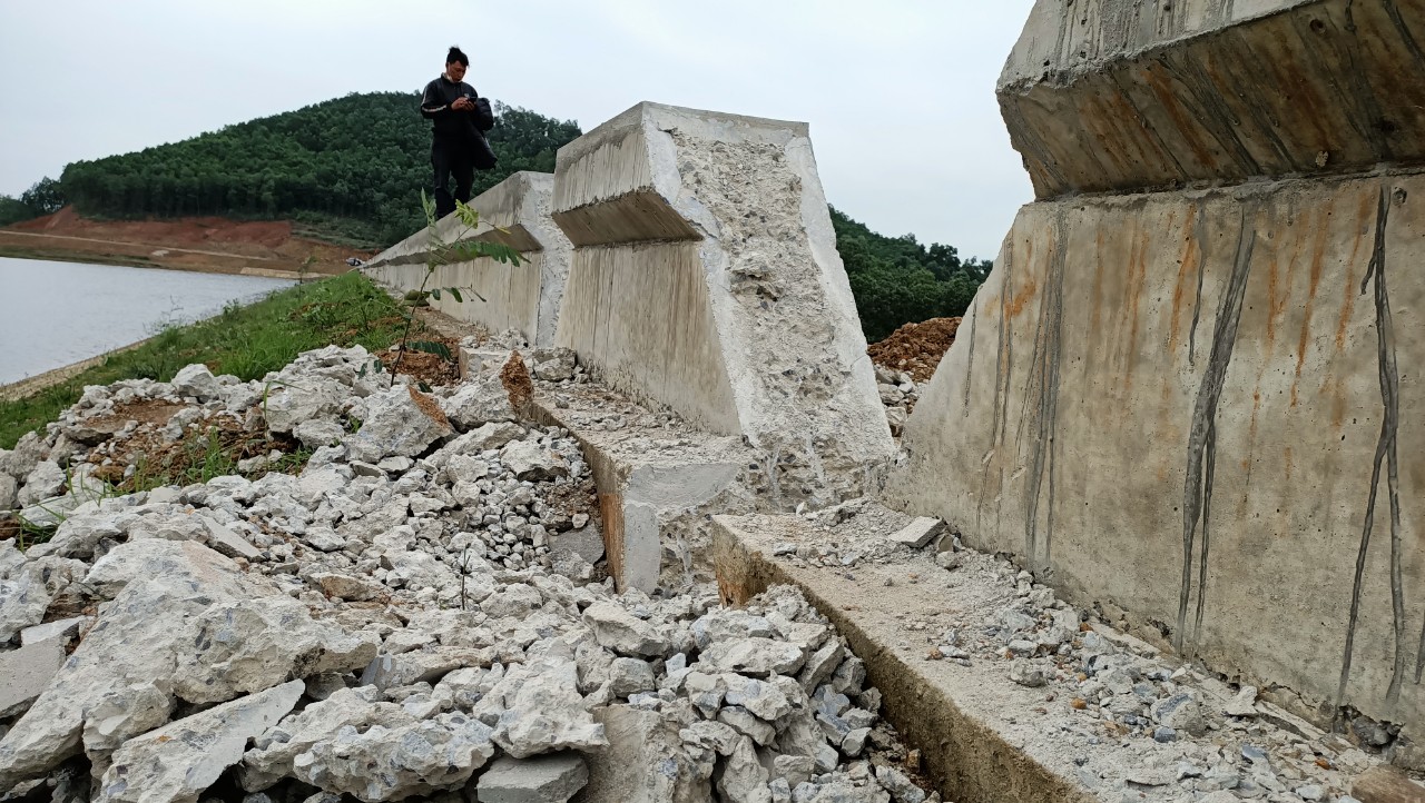 Đập gần 9 tỉ đồng chưa b&agrave;n giao đ&atilde; nứt: Y&ecirc;u cầu kiểm định chất lượng c&ocirc;ng tr&igrave;nh - Ảnh 3.