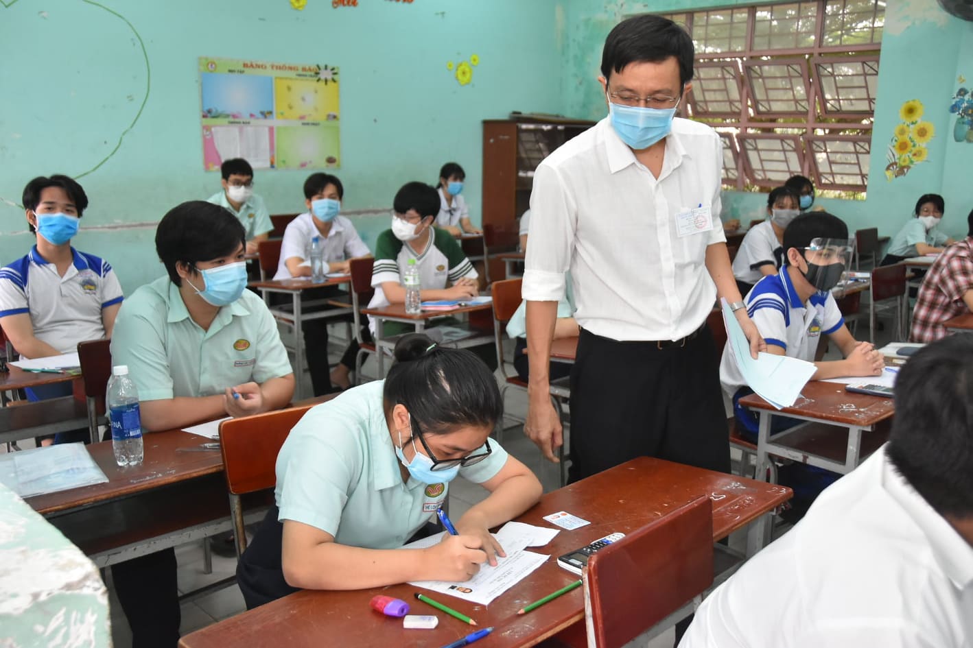Thi tốt nghiệp THPT: Th&iacute; sinh căng thẳng l&agrave;m b&agrave;i thi tổ hợp - Ảnh 3.