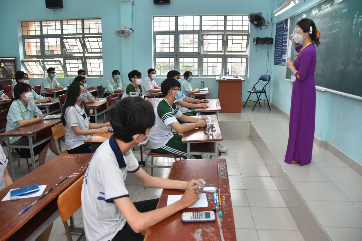 Thi tốt nghiệp THPT: Th&iacute; sinh căng thẳng l&agrave;m b&agrave;i thi tổ hợp - Ảnh 2.