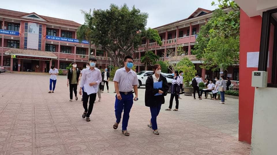 Quảng Trị: Lấy mẫu x&eacute;t nghiệm cho to&agrave;n bộ th&iacute; sinh, c&aacute;n bộ coi thi ở khu vực giản c&aacute;ch x&atilde; hội - Ảnh 1.