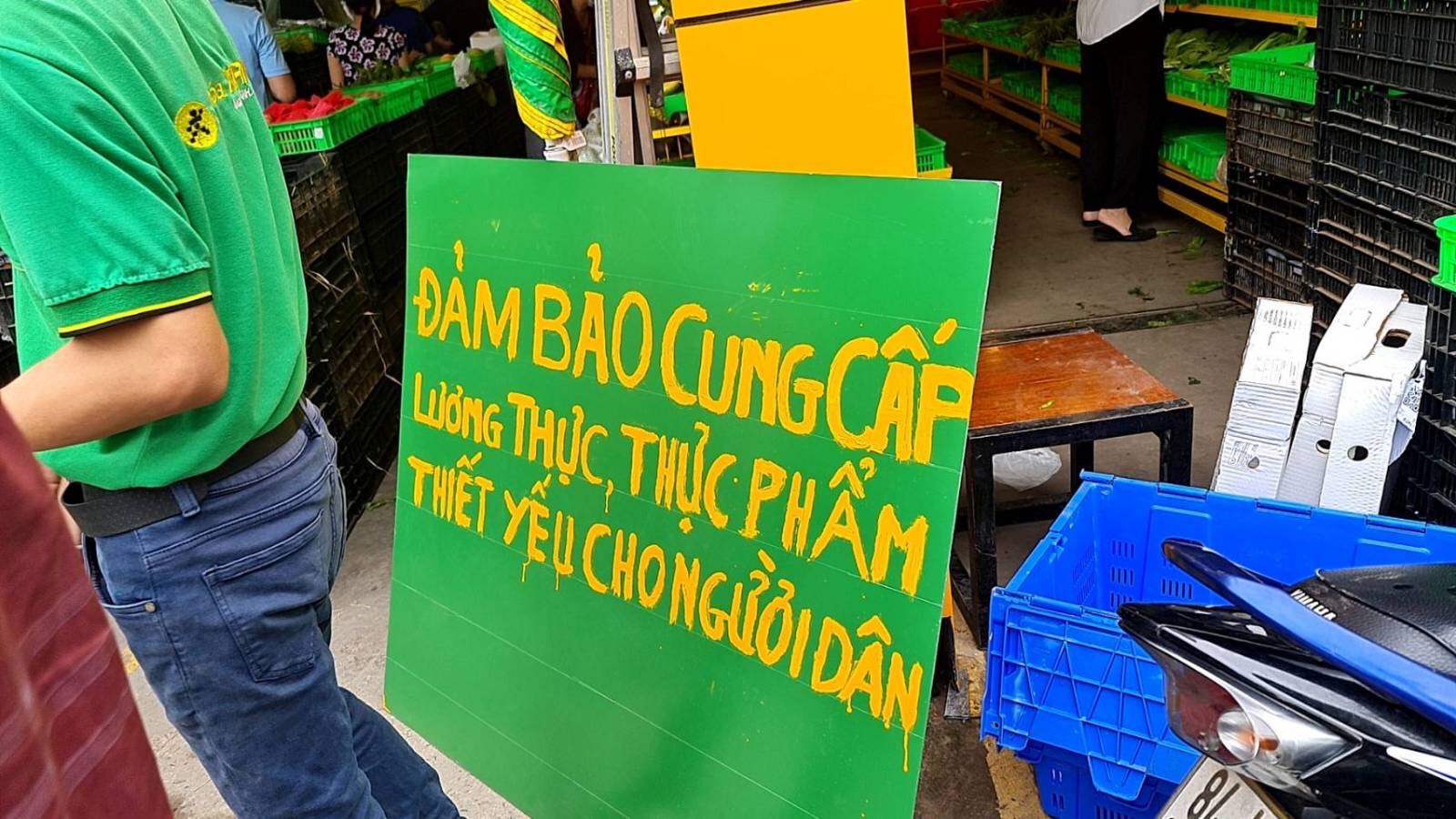 Nhiều điểm b&aacute;n h&agrave;ng d&aacute;n th&ocirc;ng b&aacute;o: H&agrave;ng về mỗi ng&agrave;y, b&agrave; con y&ecirc;n t&acirc;m! - Ảnh 3.