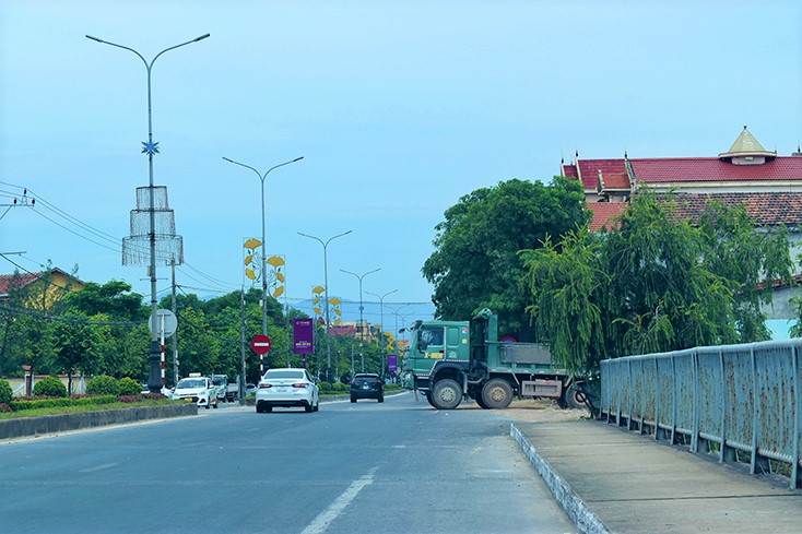 Tự &yacute; mở đường đấu nối tr&ecirc;n Quốc lộ 1, g&acirc;y nguy hiểm giữa l&ograve;ng TP Đồng Hới - Ảnh 1.