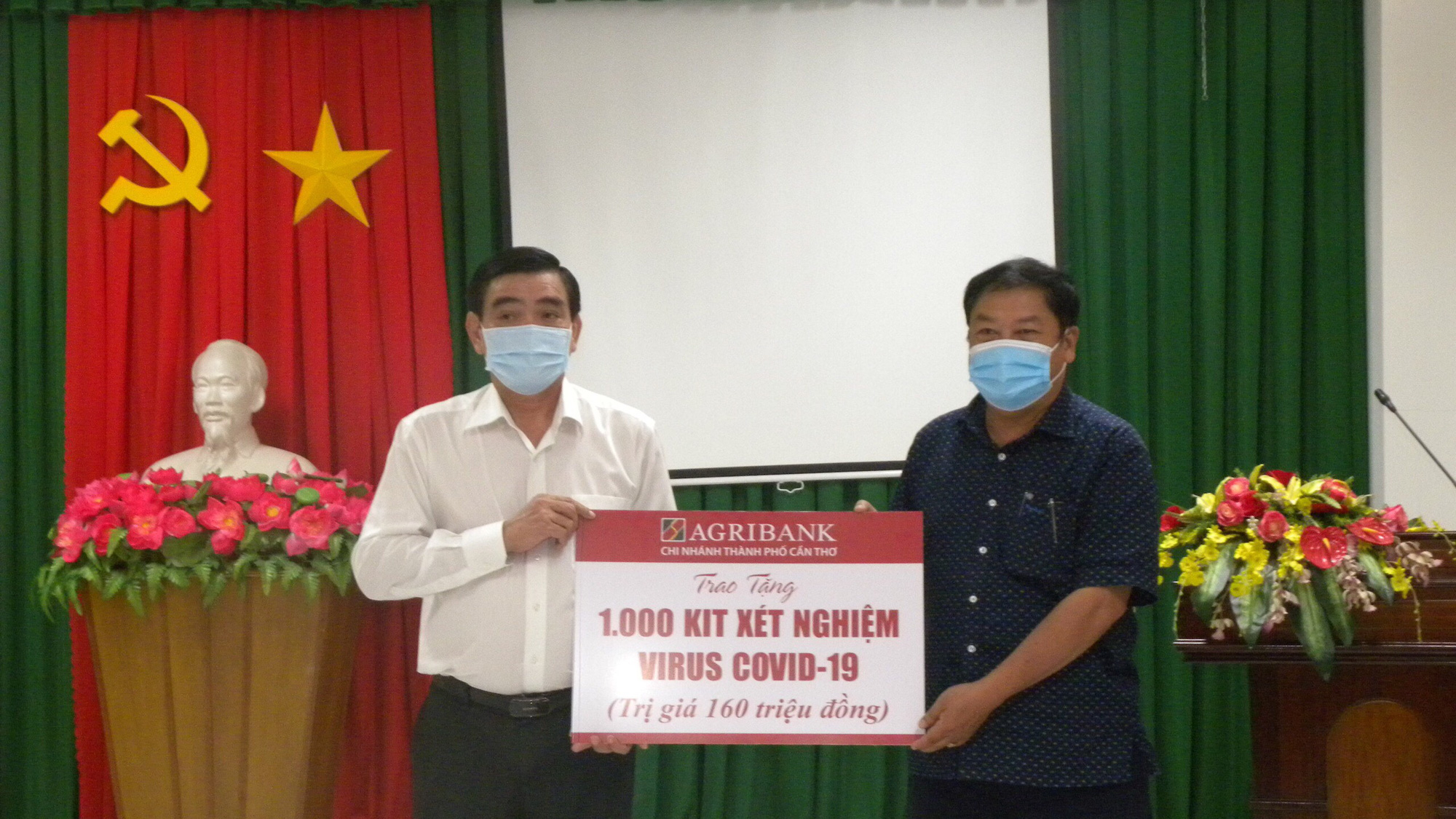 Agribank Cần Thơ ủng hộ 1.000 bộ kit x&eacute;t nghiệm SARS-CoV-2 - Ảnh 1.