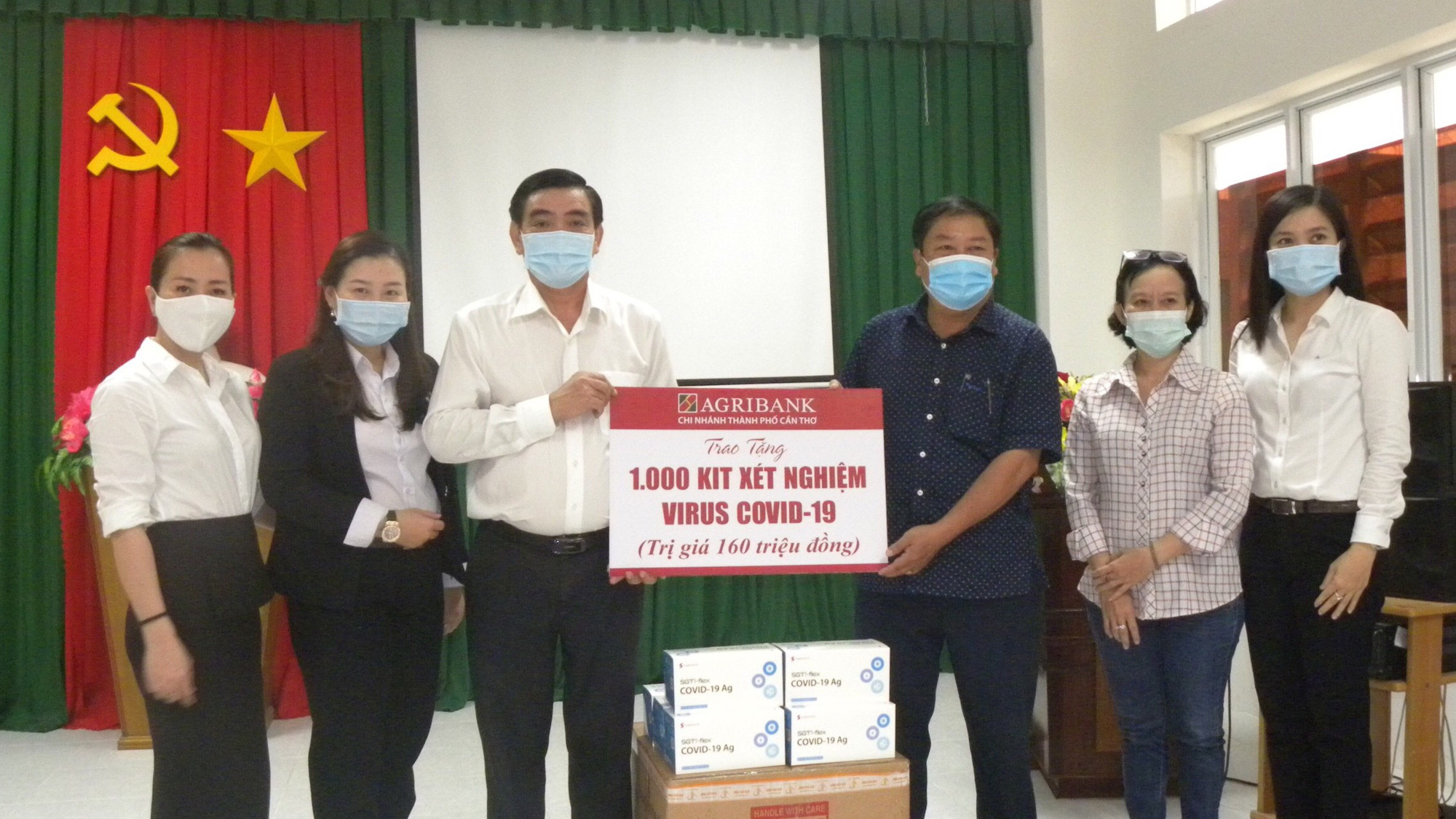 Agribank Cần Thơ ủng hộ 1.000 bộ kit x&eacute;t nghiệm SARS-CoV-2 - Ảnh 2.