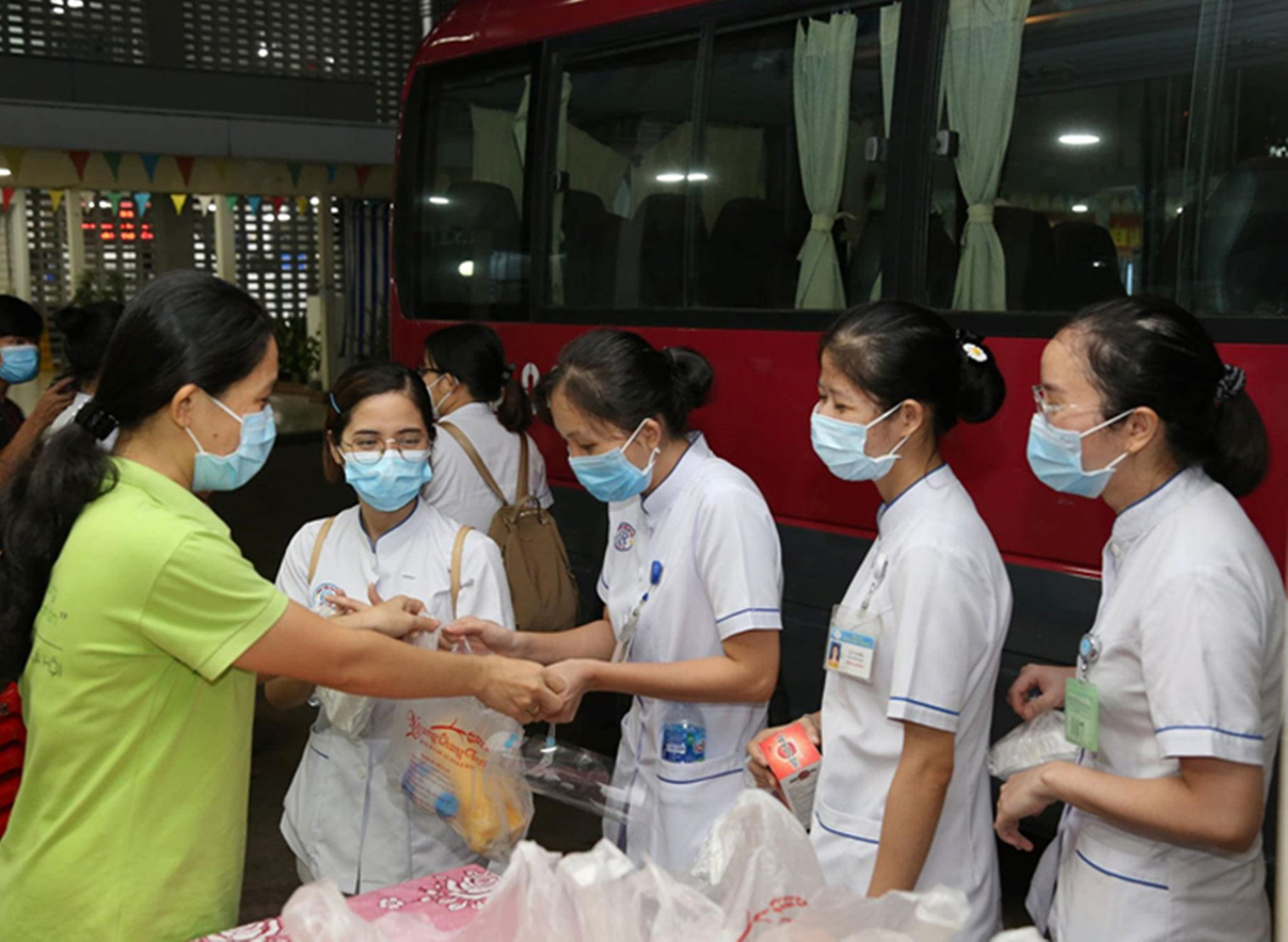 Những dòng tin nhắn lúc nửa đêm của y bác sĩ Bệnh viện Chợ Rẫy - Ảnh 4.