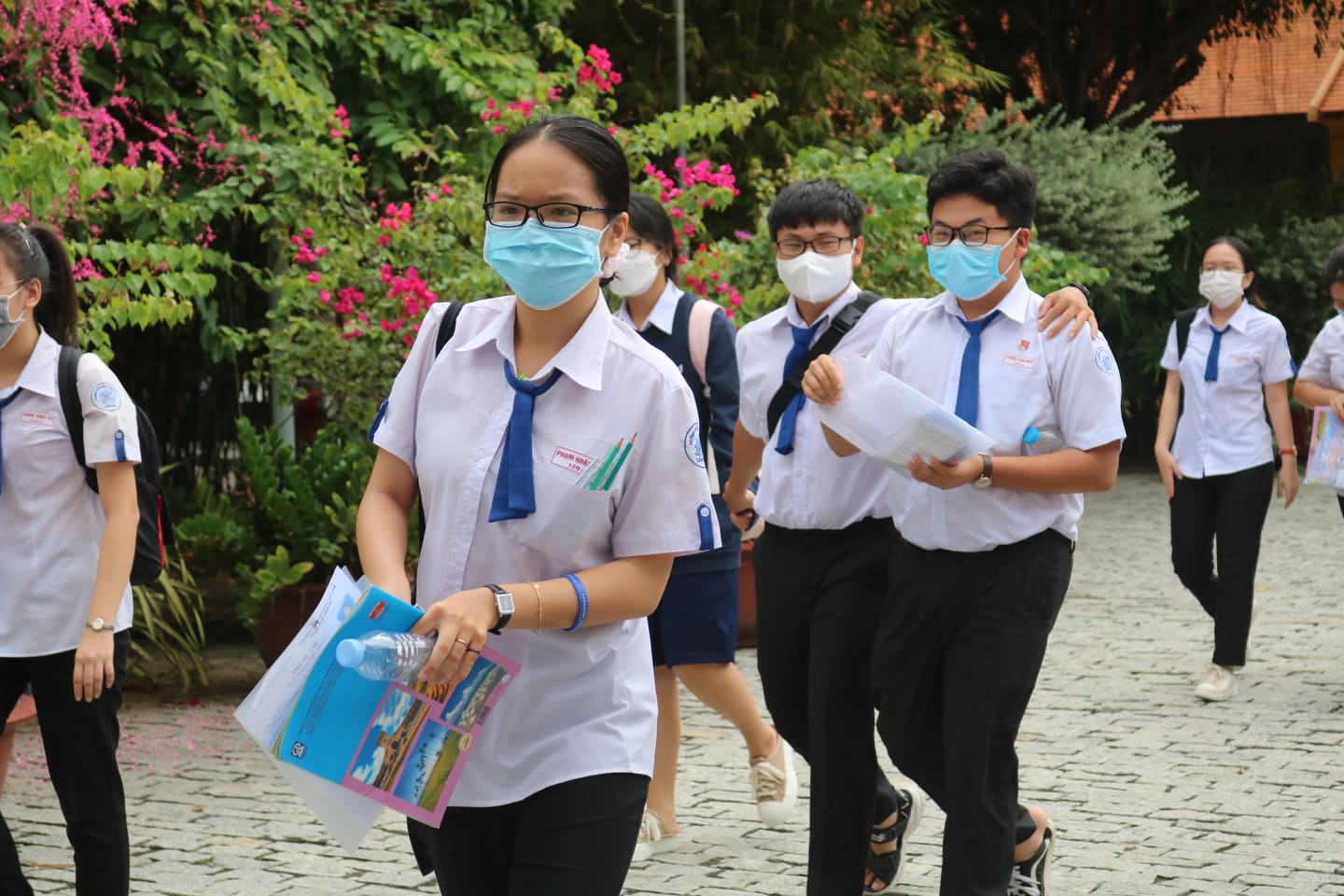 Thi tốt nghiệp THPT: Th&iacute; sinh căng thẳng l&agrave;m b&agrave;i thi tổ hợp - Ảnh 5.