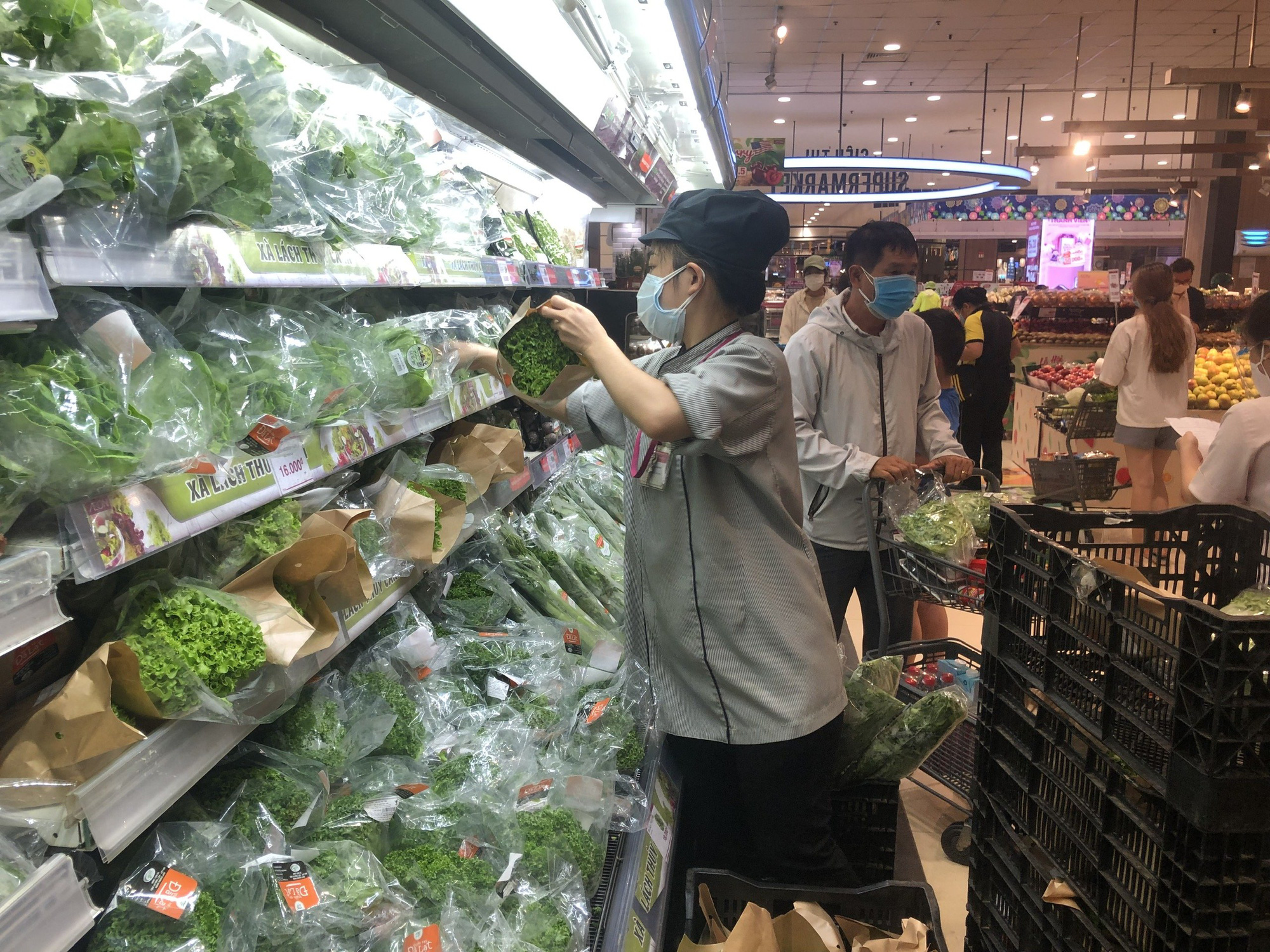 Chủ tịch UBND TP HCM y&ecirc;u cầu cung ứng đủ h&agrave;ng h&oacute;a, b&aacute;n đ&uacute;ng gi&aacute; cho người d&acirc;n - Ảnh 1.