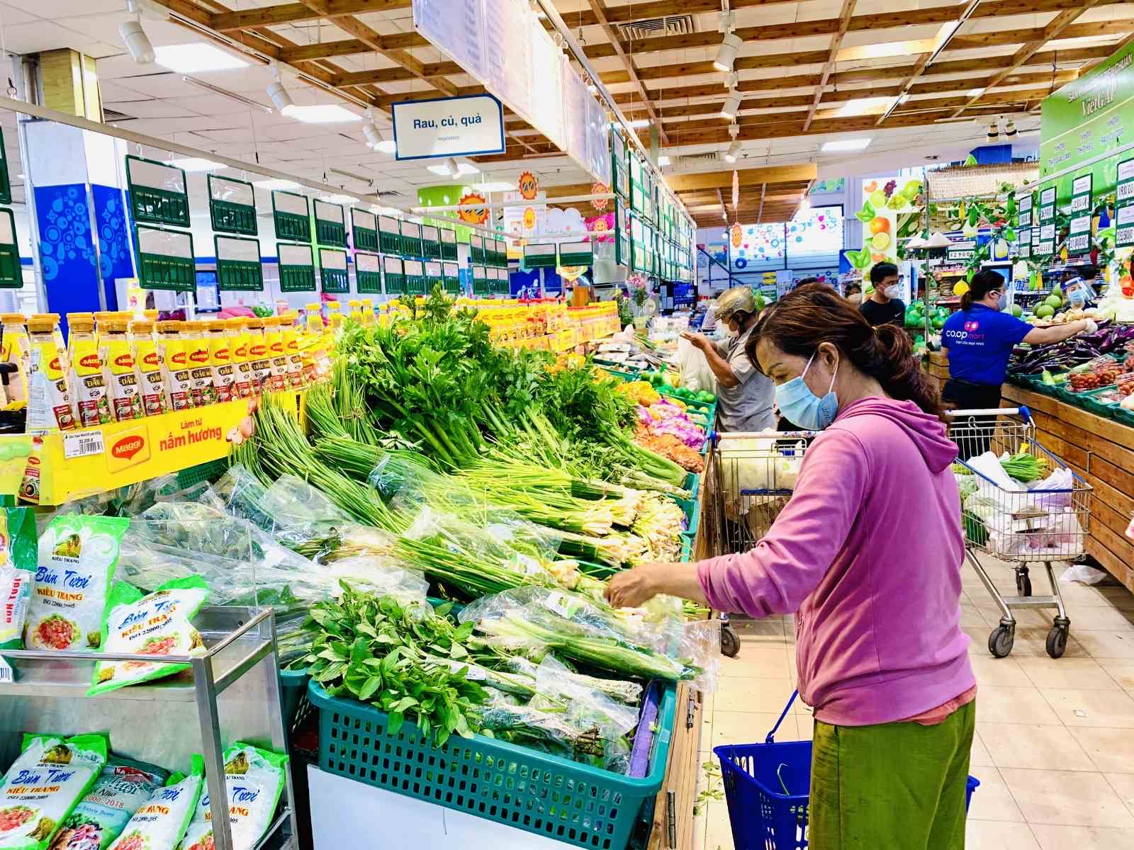 Nhiều điểm b&aacute;n h&agrave;ng d&aacute;n th&ocirc;ng b&aacute;o: H&agrave;ng về mỗi ng&agrave;y, b&agrave; con y&ecirc;n t&acirc;m! - Ảnh 8.