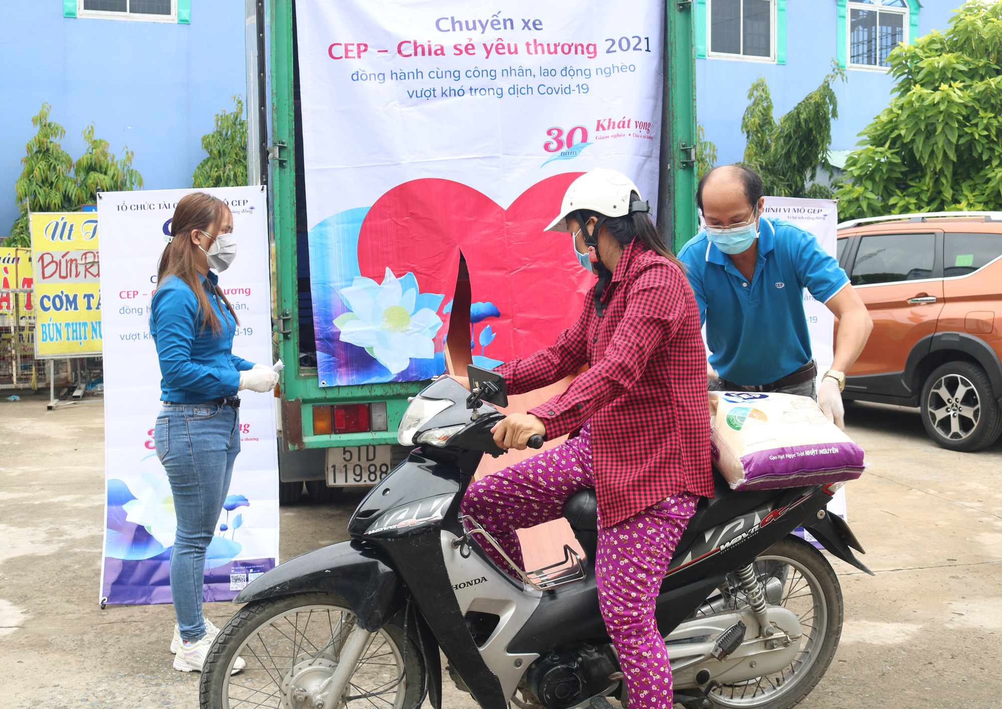 Tiếp sức người lao động nghèo trong đại dịch Covid-19
