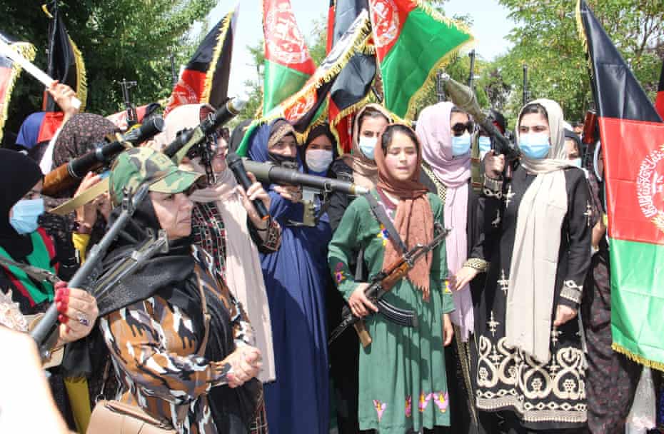 Phụ nữ Afghanistan cầm súng thách thức Taliban