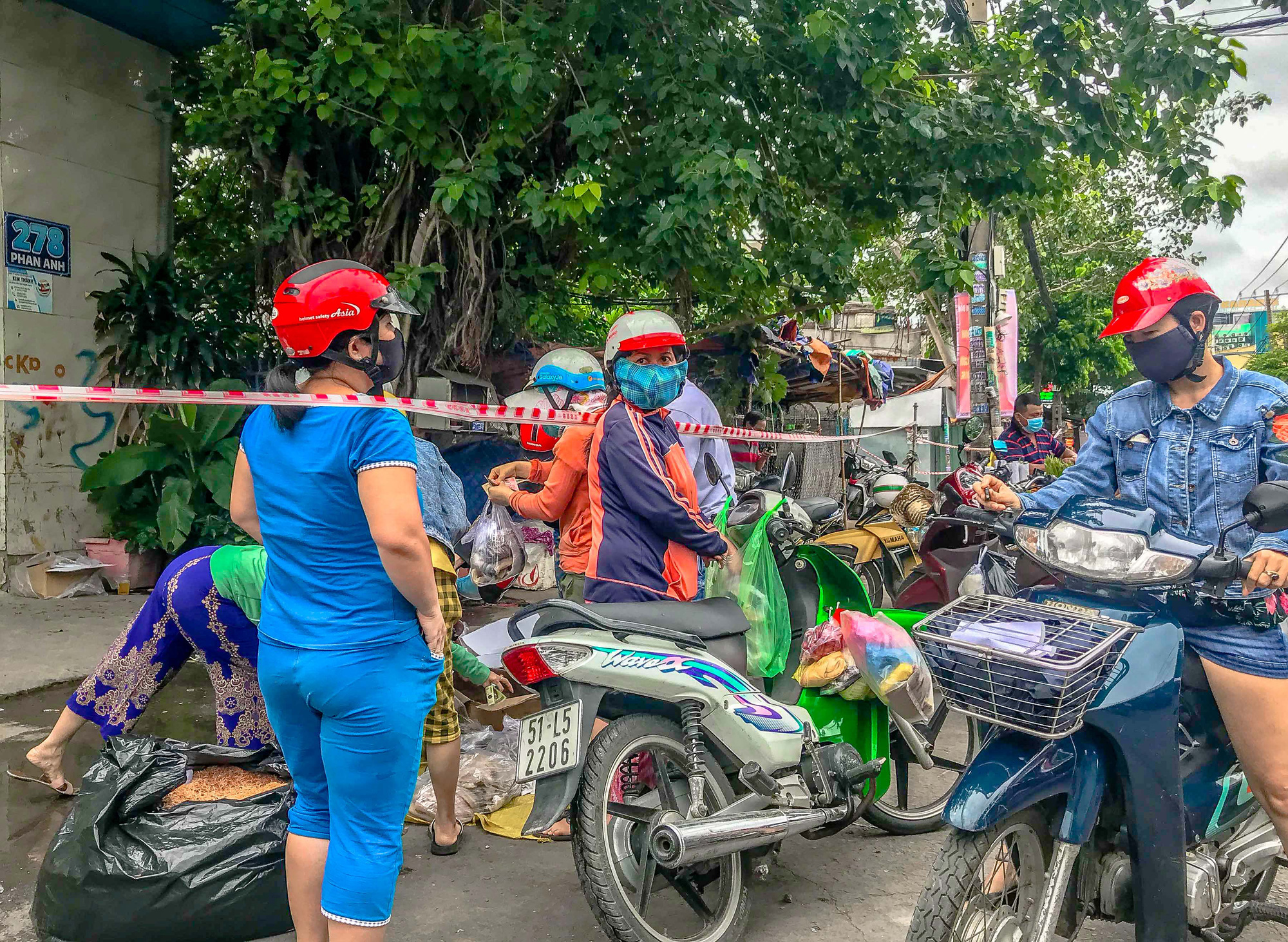 TP HCM: Một số chợ tự ph&aacute;t vẫn hoạt động bất chấp lệnh cấm - Ảnh 2.