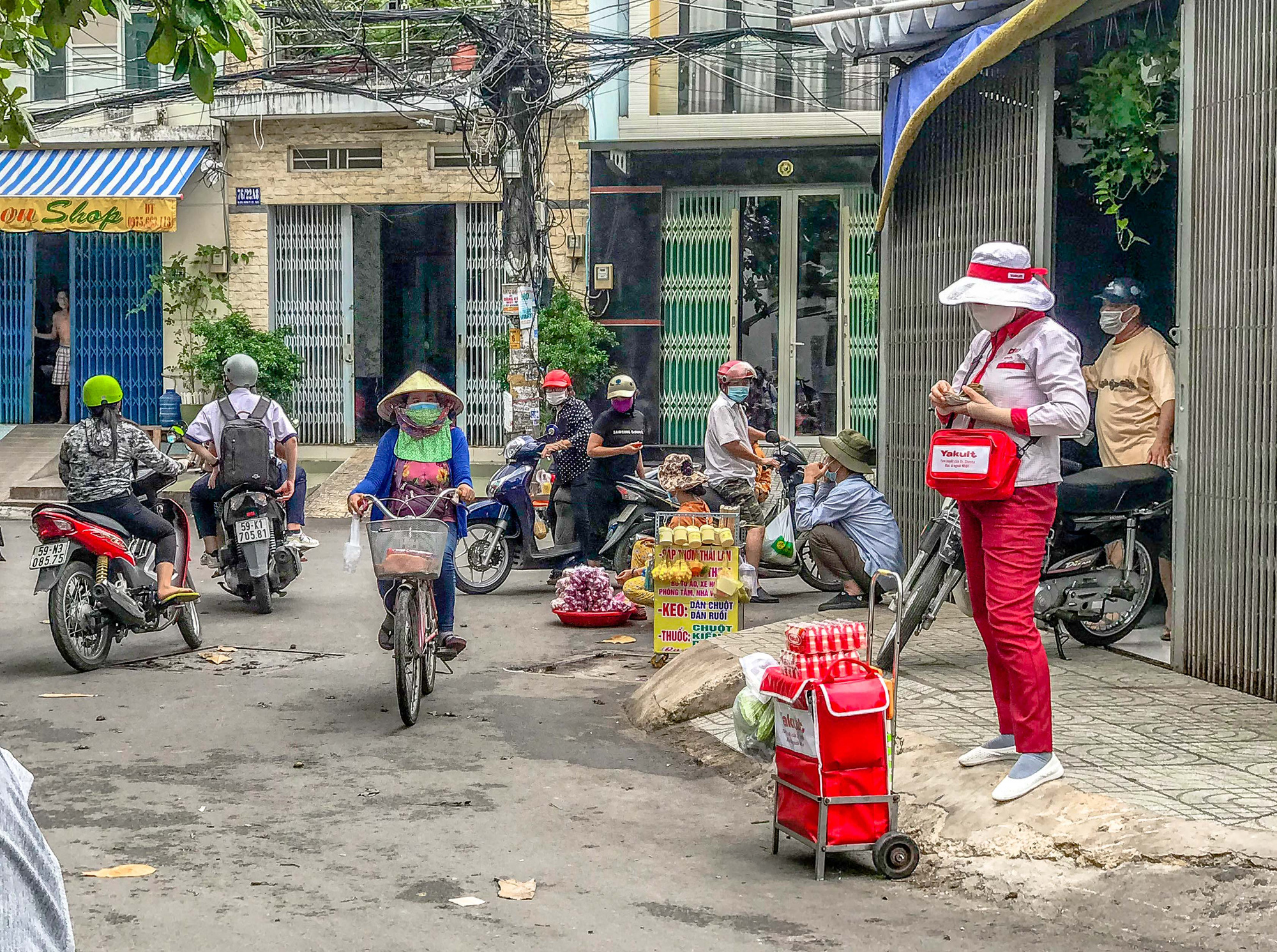 TP HCM: Một số chợ tự ph&aacute;t vẫn hoạt động bất chấp lệnh cấm - Ảnh 6.