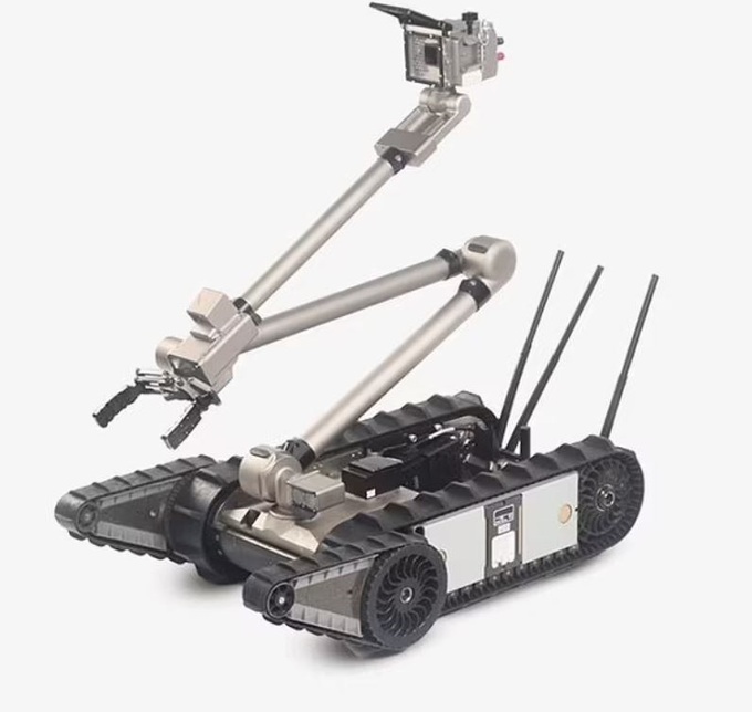 Robot len lỏi trong chung cư đổ nát tìm kiếm nạn nhân mất tích