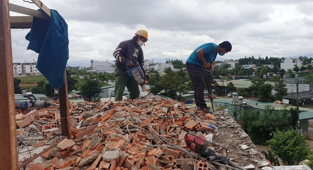 Cận cảnh tháo dỡ căn biệt thự khủng không phép tọa lạc ngay trung tâm TP Bảo Lộc - Ảnh 1.