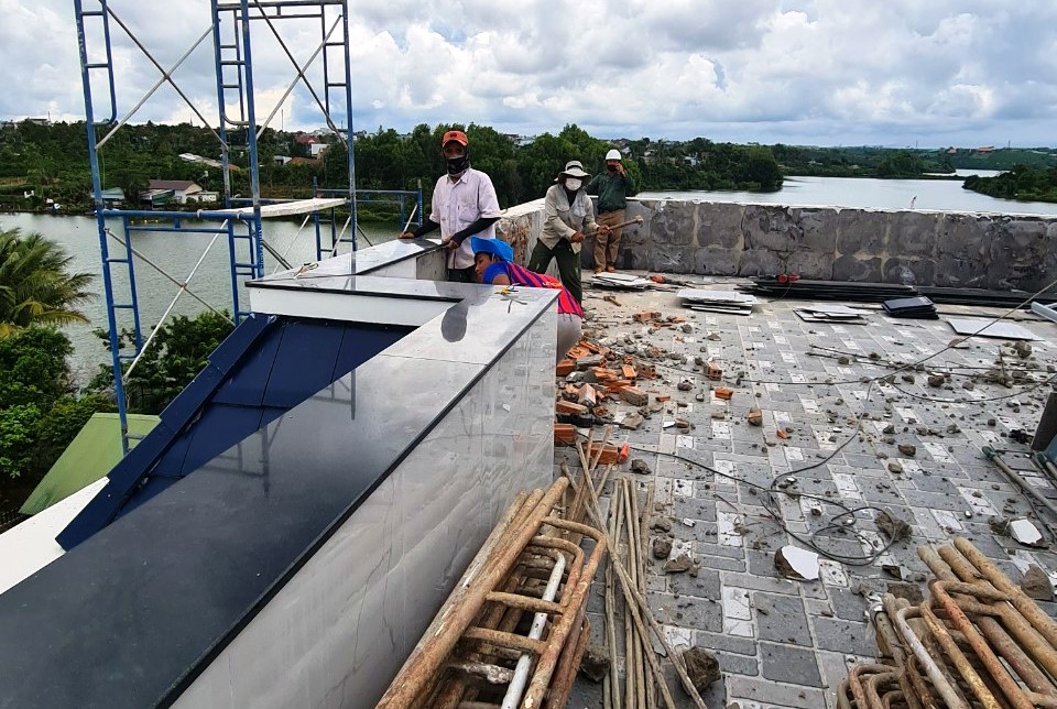 Cận cảnh tháo dỡ căn biệt thự khủng không phép tọa lạc ngay trung tâm TP Bảo Lộc - Ảnh 7.