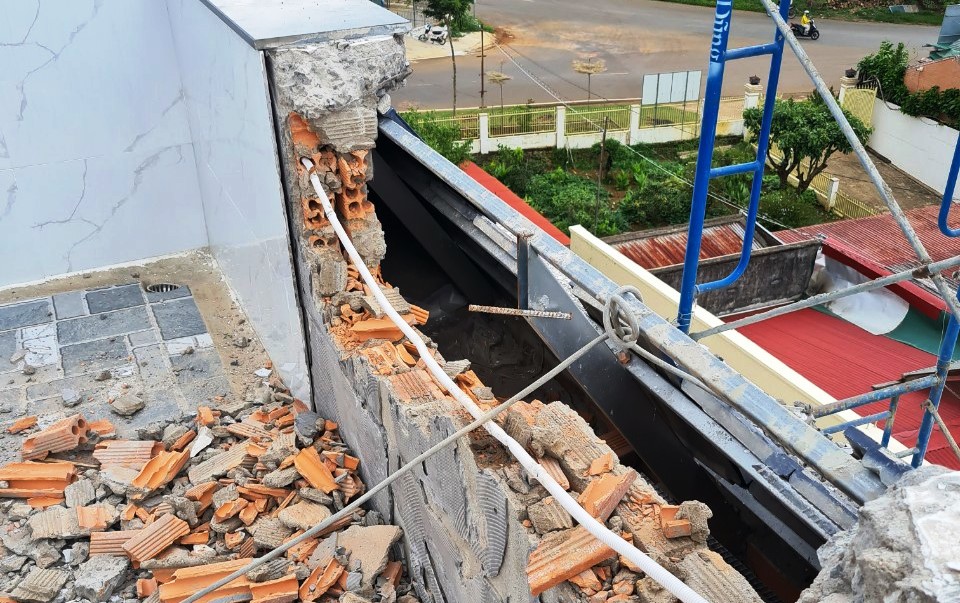 Cận cảnh tháo dỡ căn biệt thự khủng không phép tọa lạc ngay trung tâm TP Bảo Lộc - Ảnh 6.