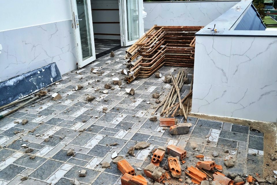 Cận cảnh tháo dỡ căn biệt thự khủng không phép tọa lạc ngay trung tâm TP Bảo Lộc - Ảnh 8.