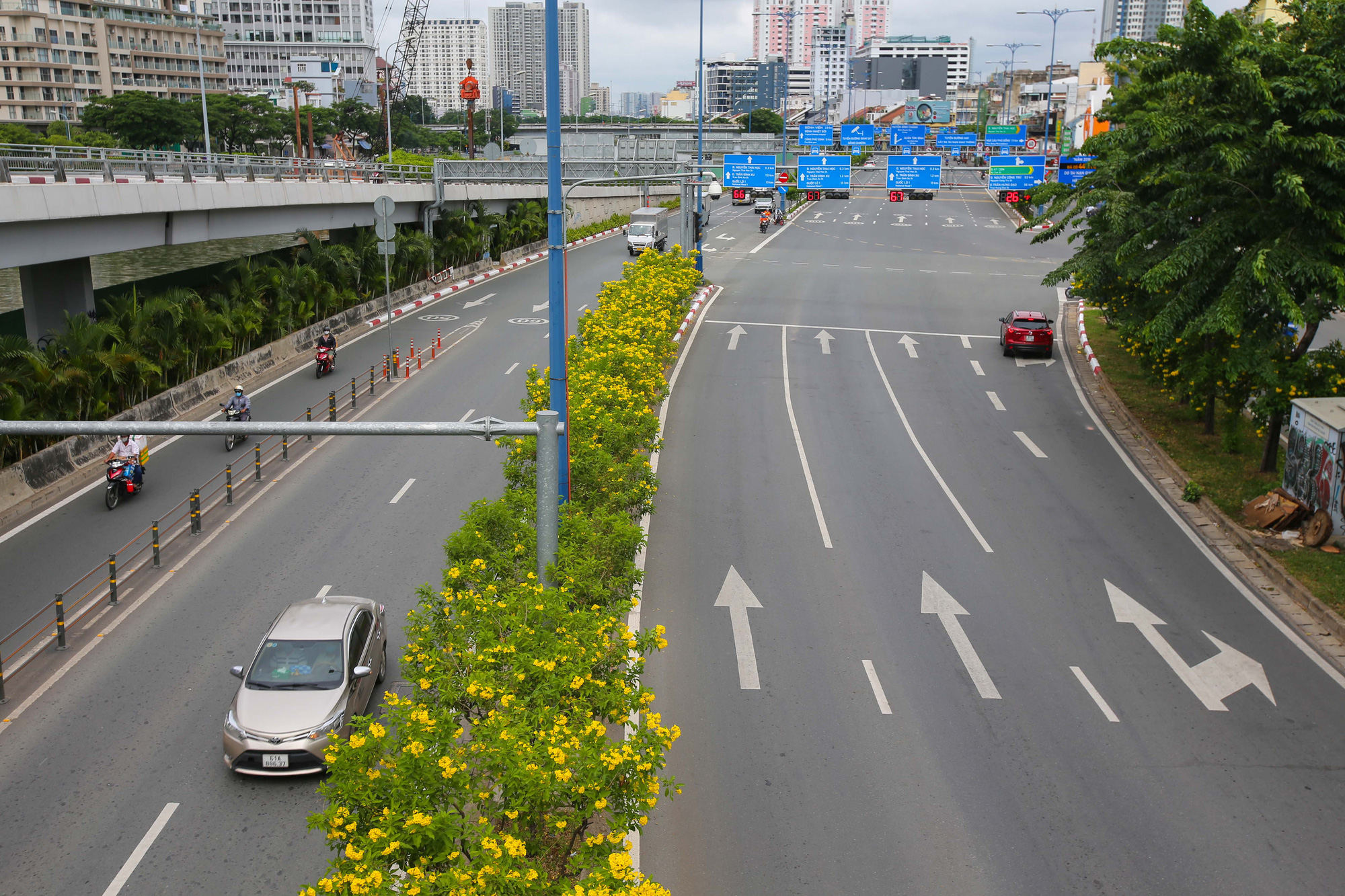 Một TP HCM rất kh&aacute;c trong ng&agrave;y đầu thực hiện gi&atilde;n c&aacute;ch x&atilde; hội  - Ảnh 9.