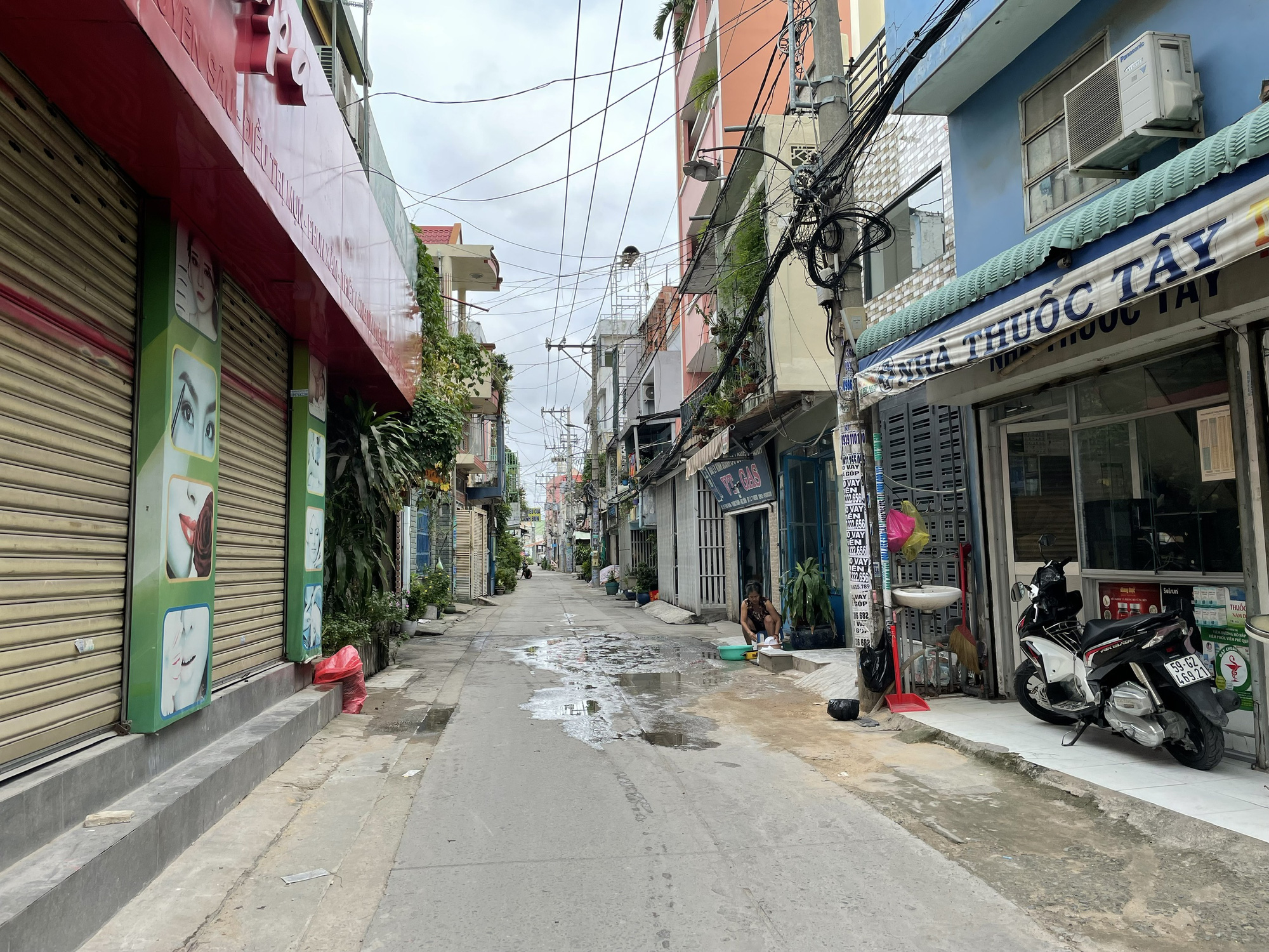 Đường vắng, nh&agrave; nh&agrave; đ&oacute;ng cửa trong ng&agrave;y đầu thực hiện Chỉ thị 16 - Ảnh 6.