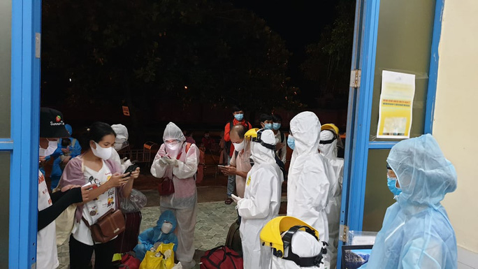 Huế ra Quảng Trị đón những người trở về từ TP HCM bằng tàu lửa