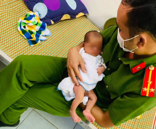 Bé trai 10 ngày tuổi bị bỏ bên đường cùng dòng chữ "Mẹ mong con hạnh phúc"