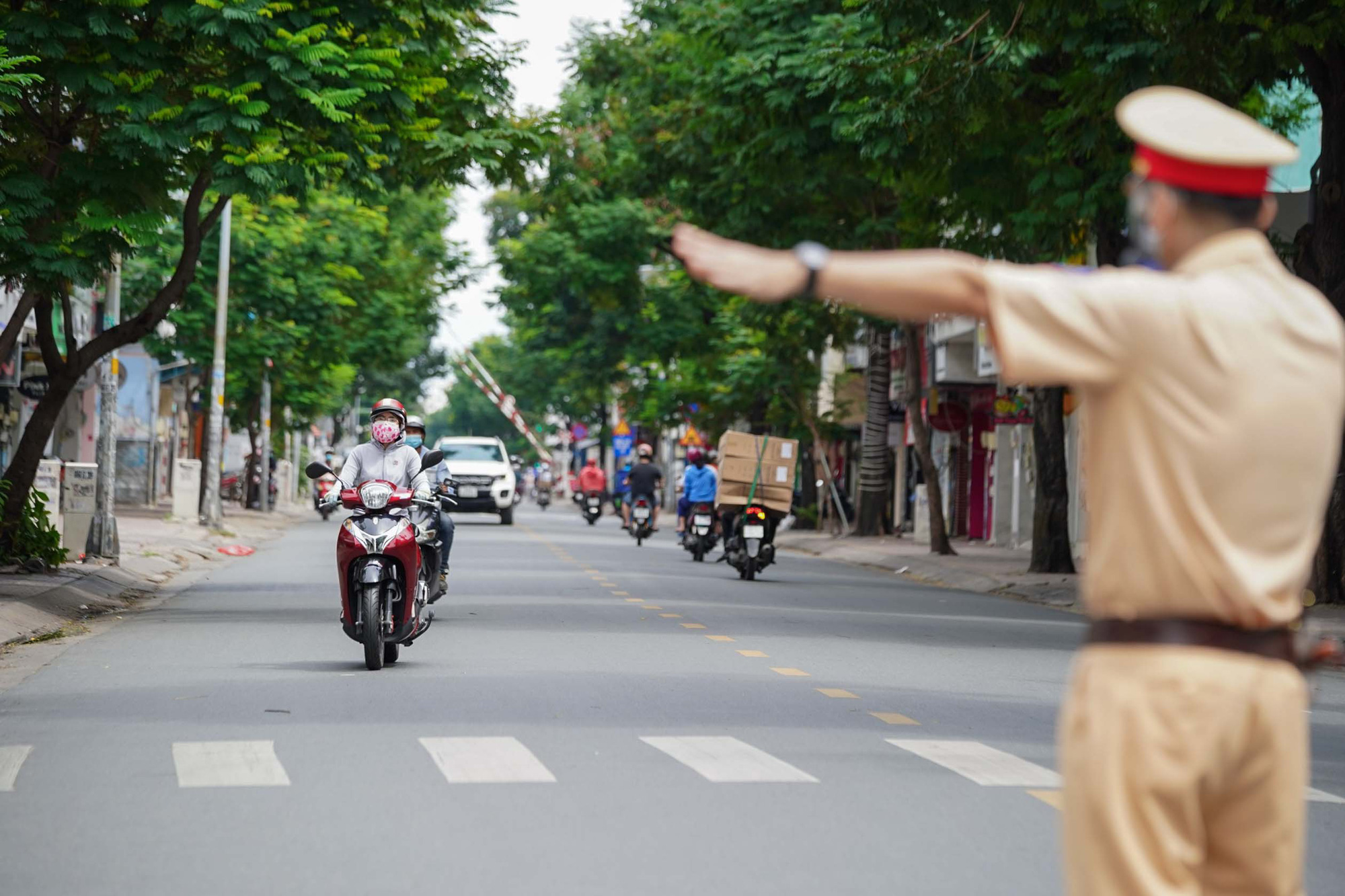 Nhiều người ở TP HCM bị xử phạt vì ra ngoài không có lý do chính đáng - Ảnh 16.
