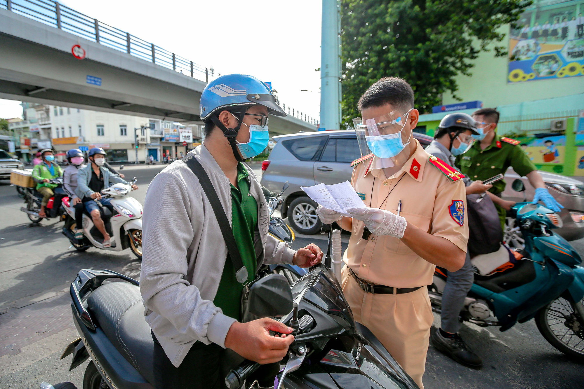 Nhiều người ở TP HCM bị xử phạt vì ra ngoài không có lý do chính đáng - Ảnh 21.