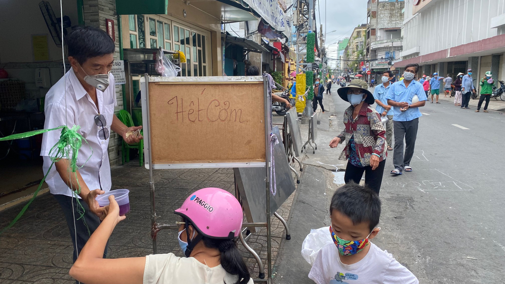 Đặc tả qu&aacute;n cơm X&atilde; Hội Nụ Cười 1 tr&ecirc;n đường Trần Hưng Đạo, quận 5 ng&agrave;y đầu gi&atilde;n c&aacute;ch - Ảnh 4.