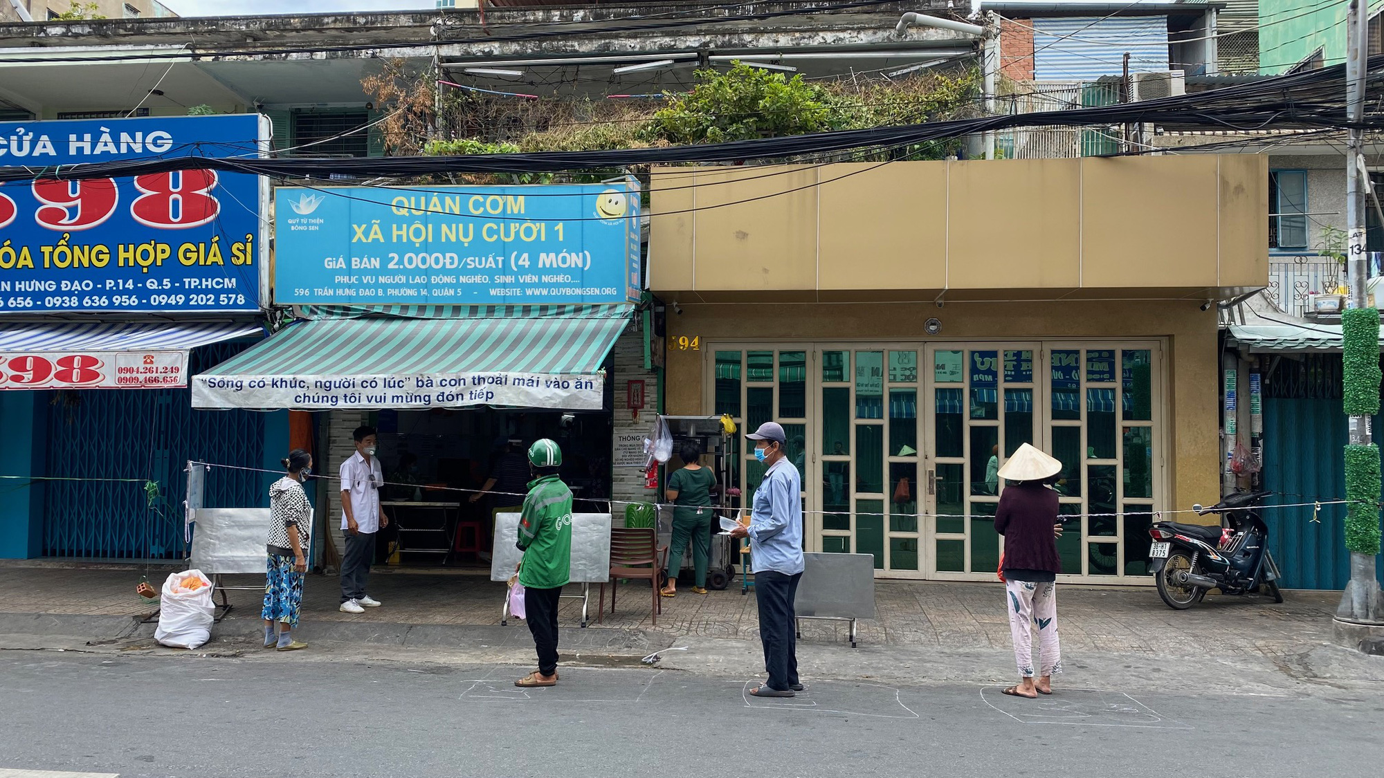 Đặc tả qu&aacute;n cơm X&atilde; Hội Nụ Cười 1 tr&ecirc;n đường Trần Hưng Đạo, quận 5 ng&agrave;y đầu gi&atilde;n c&aacute;ch - Ảnh 3.