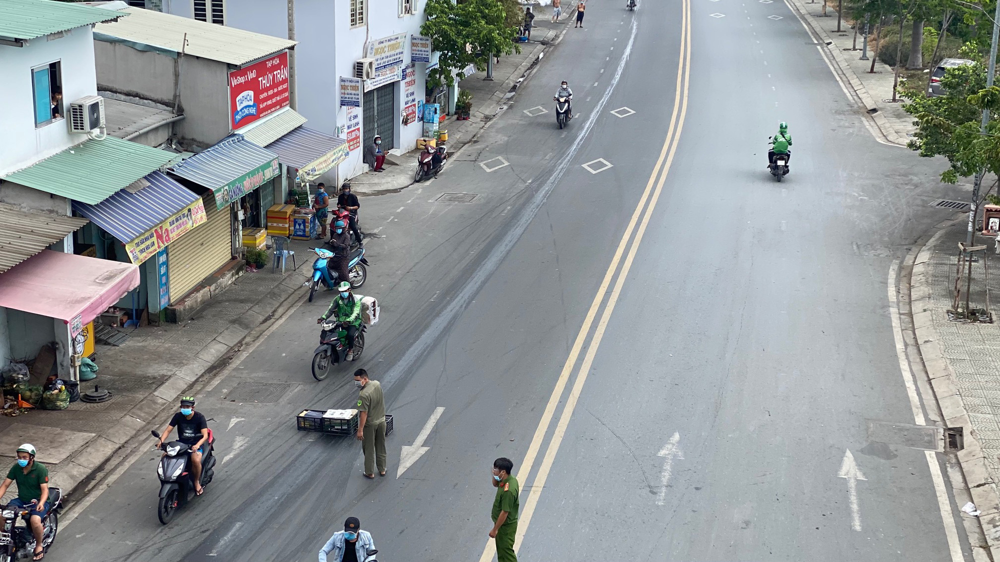 Đặc tả qu&aacute;n cơm X&atilde; Hội Nụ Cười 1 tr&ecirc;n đường Trần Hưng Đạo, quận 5 ng&agrave;y đầu gi&atilde;n c&aacute;ch - Ảnh 5.