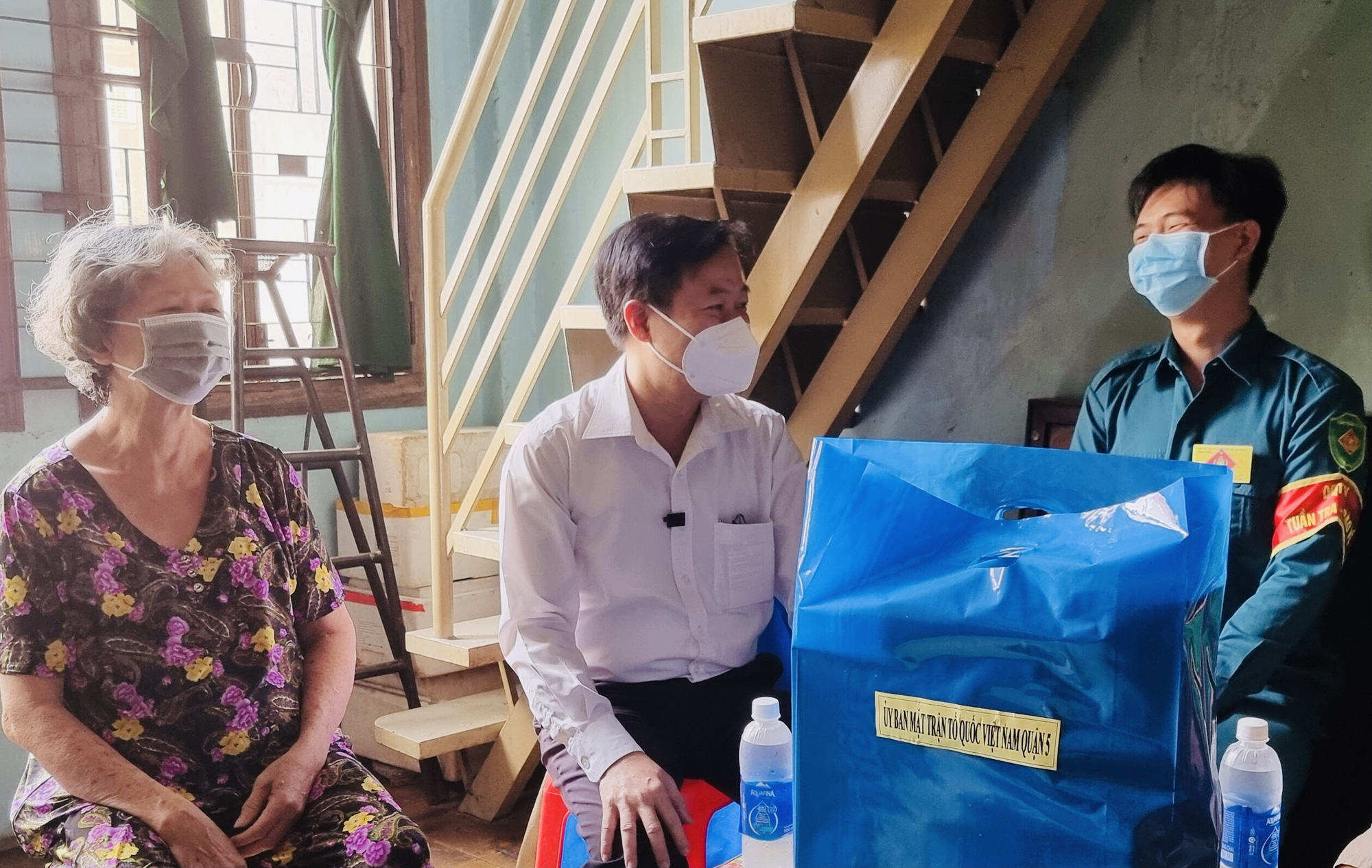 TP HCM: Nhiều người b&aacute;n v&eacute; số, lượm ve chai... ở quận 5 được hỗ trợ v&igrave; mất thu nhập - Ảnh 1.
