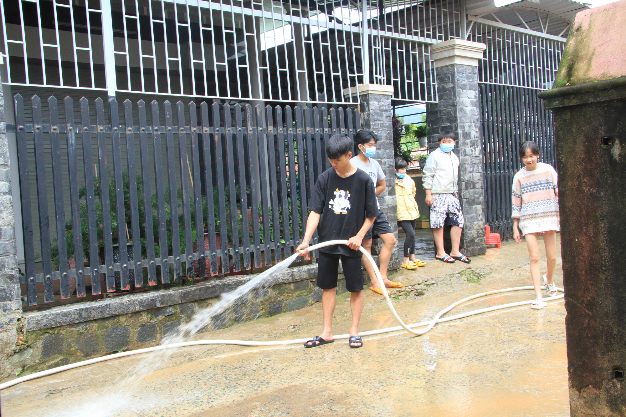 Lâm Đồng giải cứu thành công một gia đình bị lũ dữ cô lập - Ảnh 6.