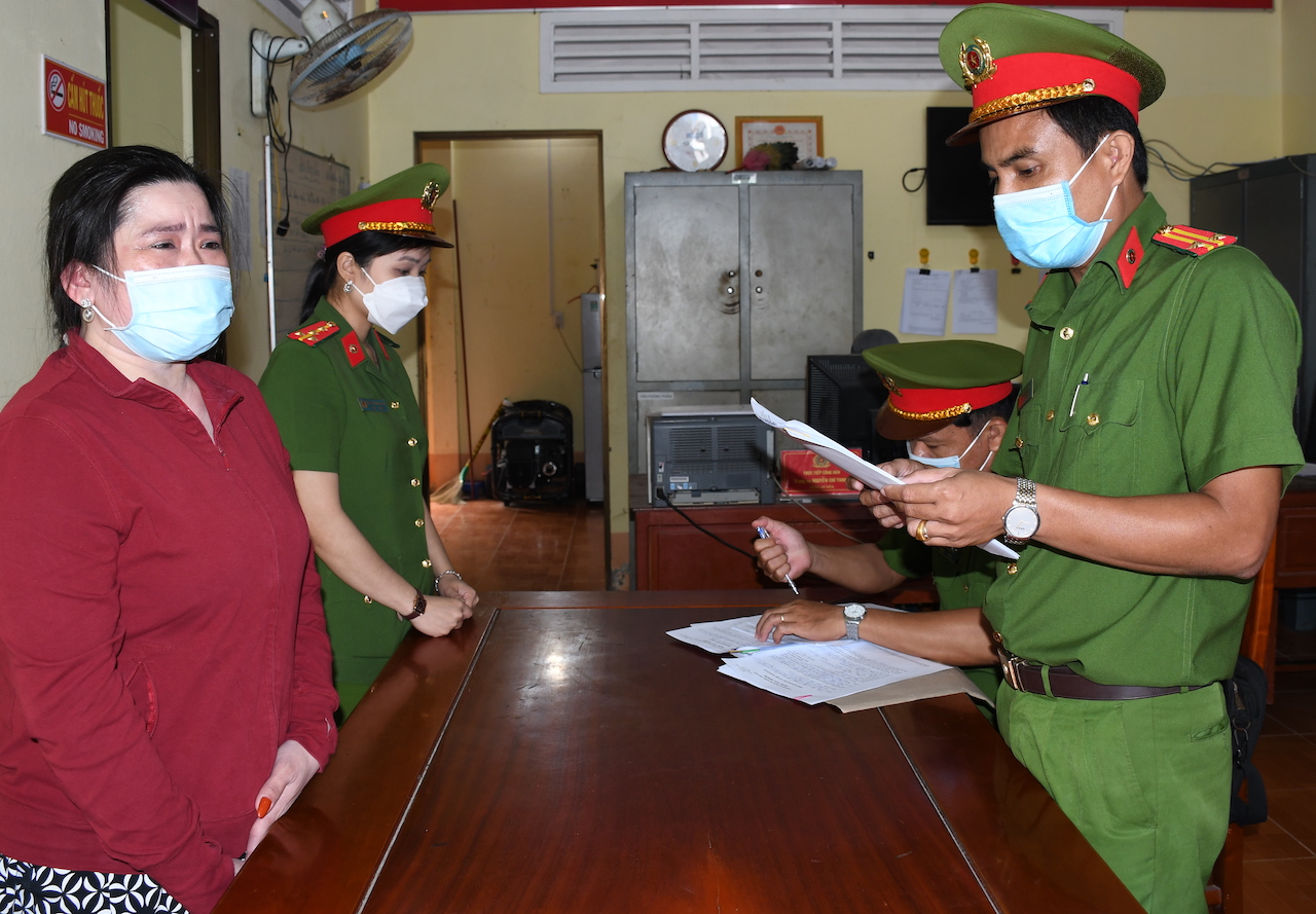 Một phụ nữ mua bán tôm lừa đảo 2 tỉ đồng