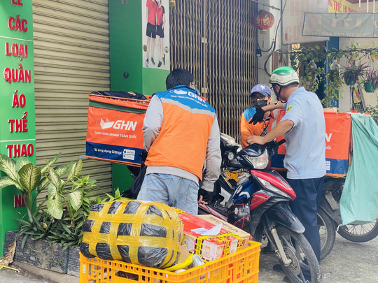 Nhiều người ở TP HCM bị xử phạt vì ra ngoài không có lý do chính đáng - Ảnh 14.