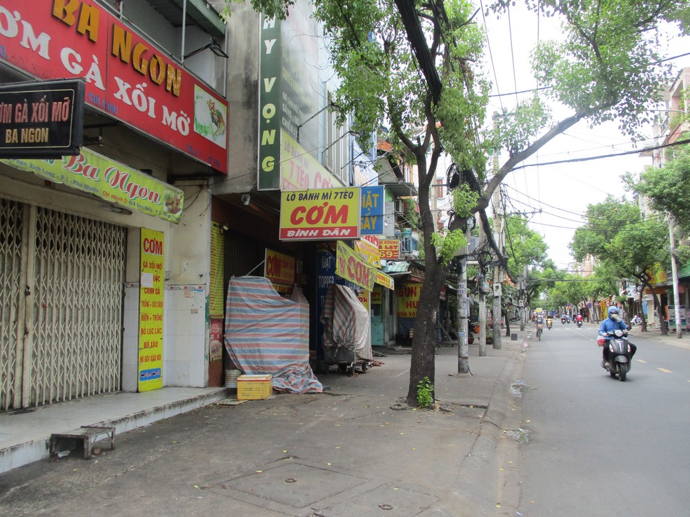 Dịch vụ ăn uống ngừng bán mang về, hàng thiết yếu vắng khách