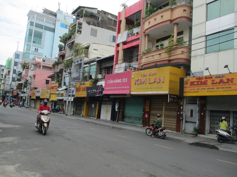 Dịch vụ ăn uống ngừng bán mang về, hàng thiết yếu vắng khách - Ảnh 6.