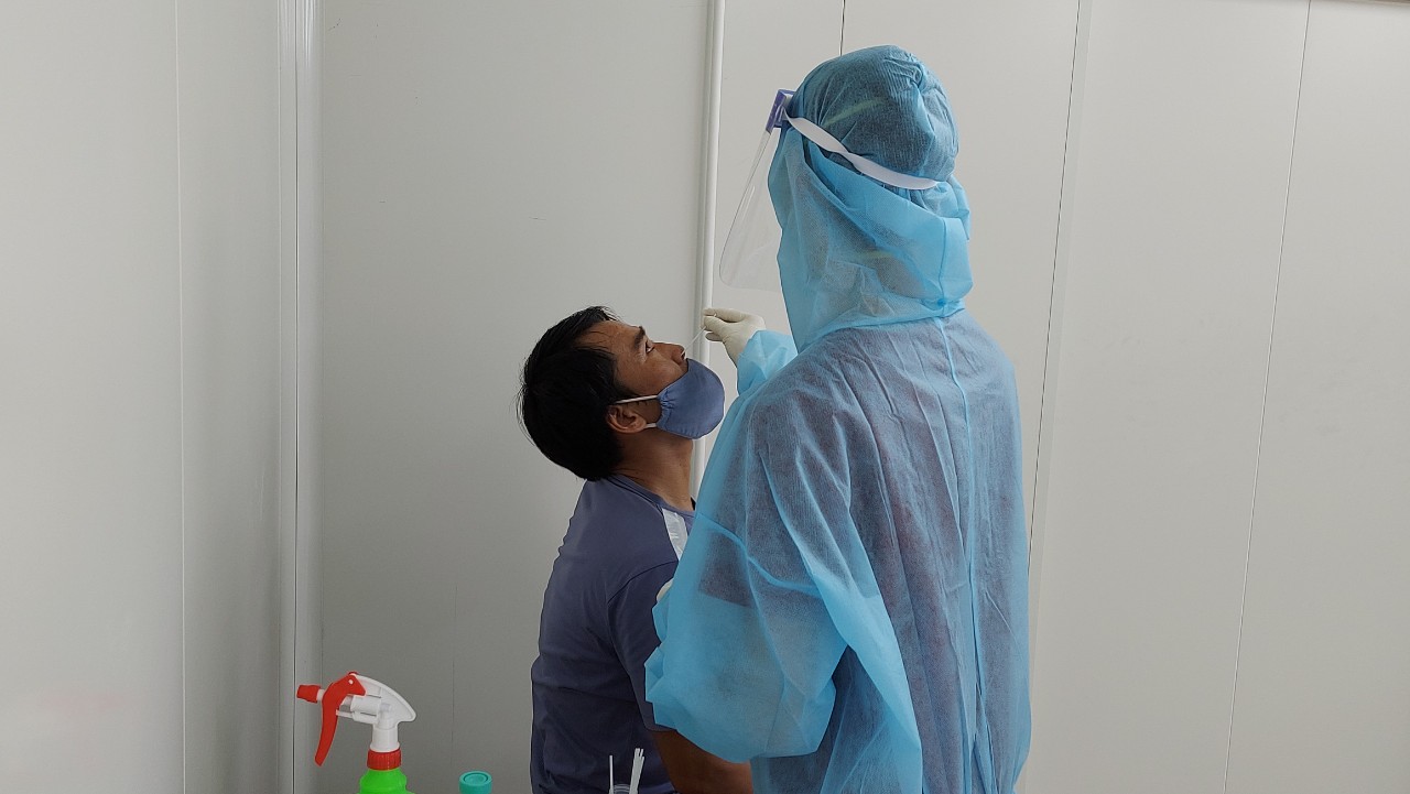 Một trung tâm xét nghiệm dã chiến SARS-CoV-2 được thành lập tại TP HCM - Ảnh 1.