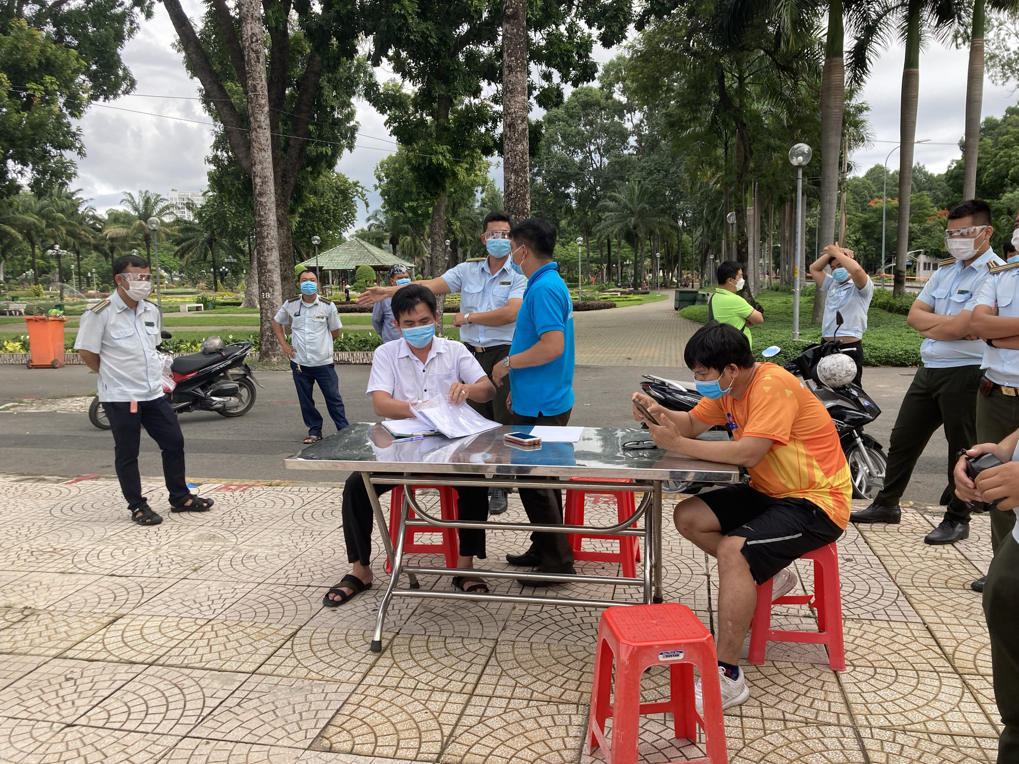 Nhiều người ở TP HCM bị xử phạt vì ra ngoài không có lý do chính đáng