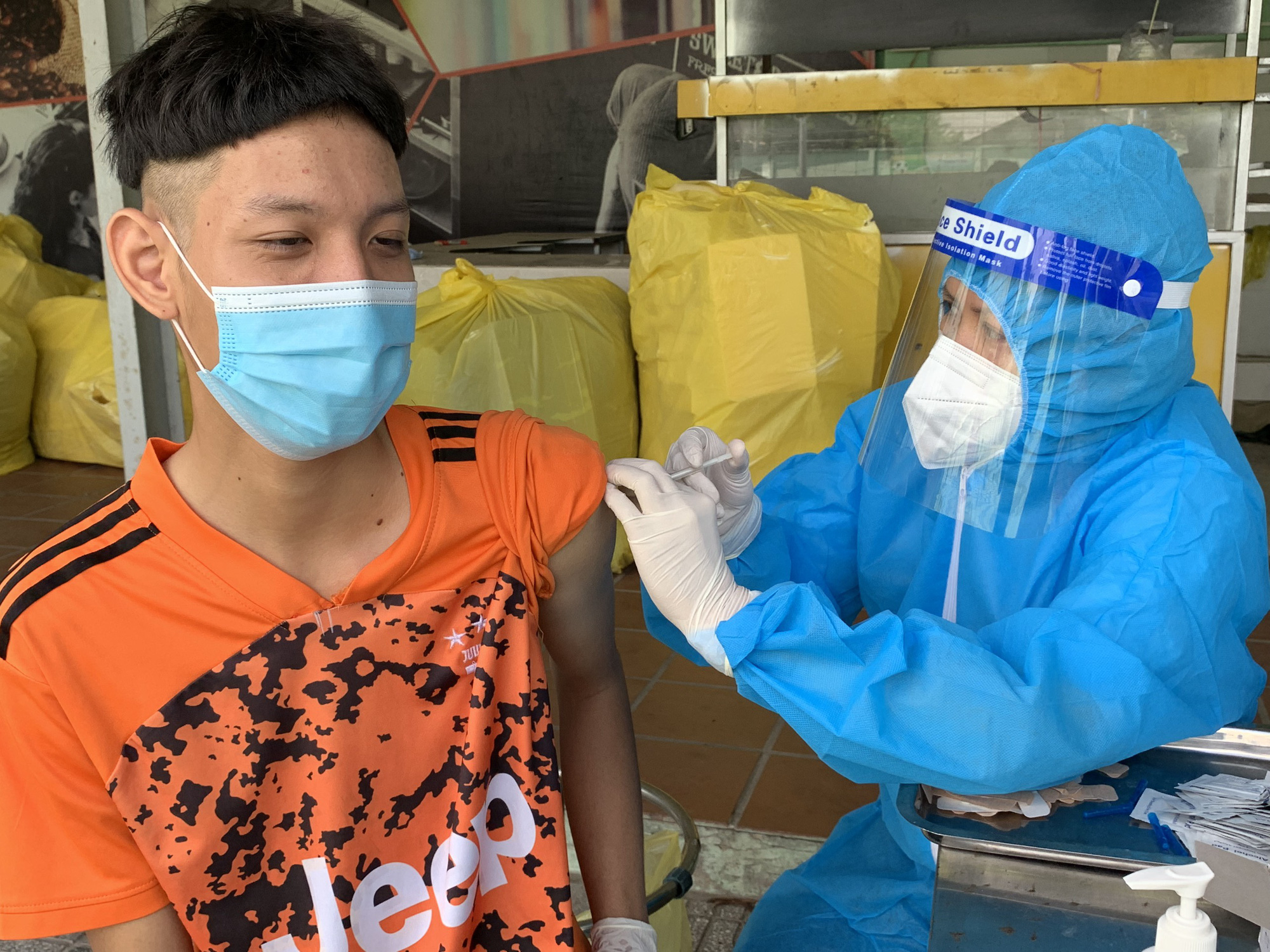 Những thay đổi đ&aacute;ng ch&uacute; &yacute; về ti&ecirc;m vắc-xin ngừa Covid-19 ở TP HCM - Ảnh 1.