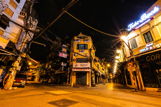 Đêm Hà Nội vắng lặng trong những ngày giãn cách xã hội