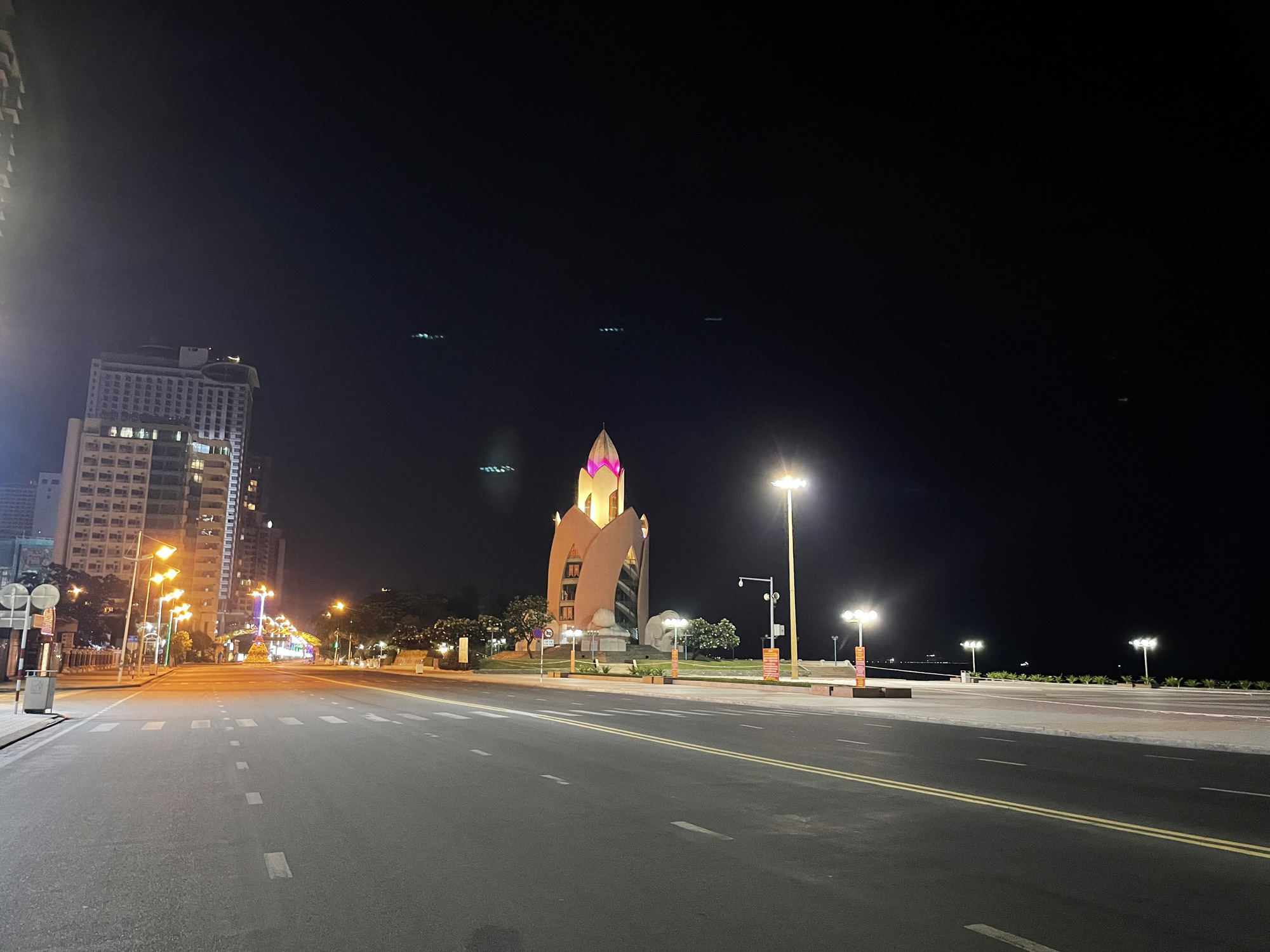 Nha Trang đ&ecirc;m đầu ti&ecirc;n &aacute;p dụng lệnh cấm ra đường - Ảnh 1.