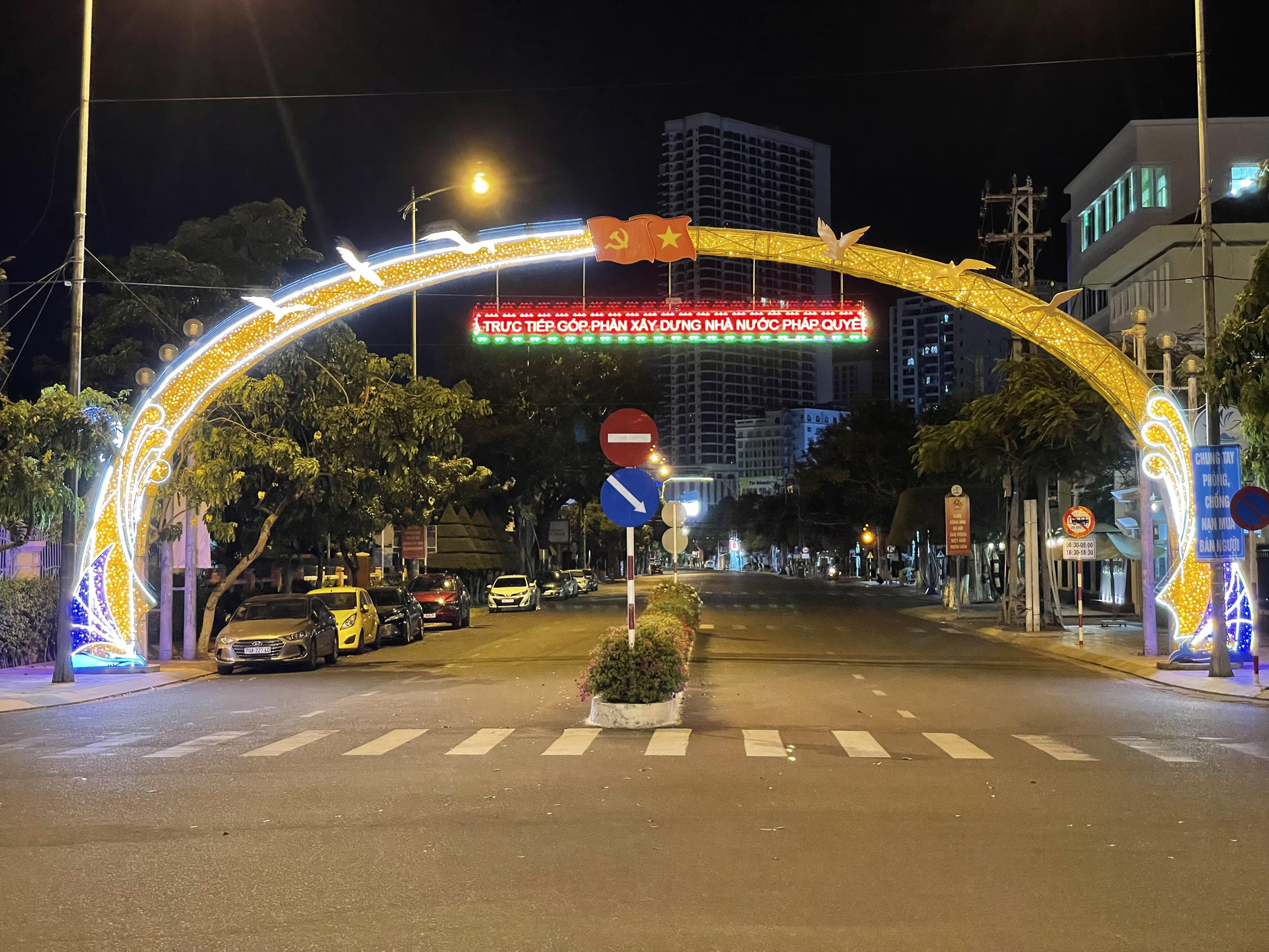 Nha Trang đ&ecirc;m đầu ti&ecirc;n &aacute;p dụng lệnh cấm ra đường - Ảnh 6.